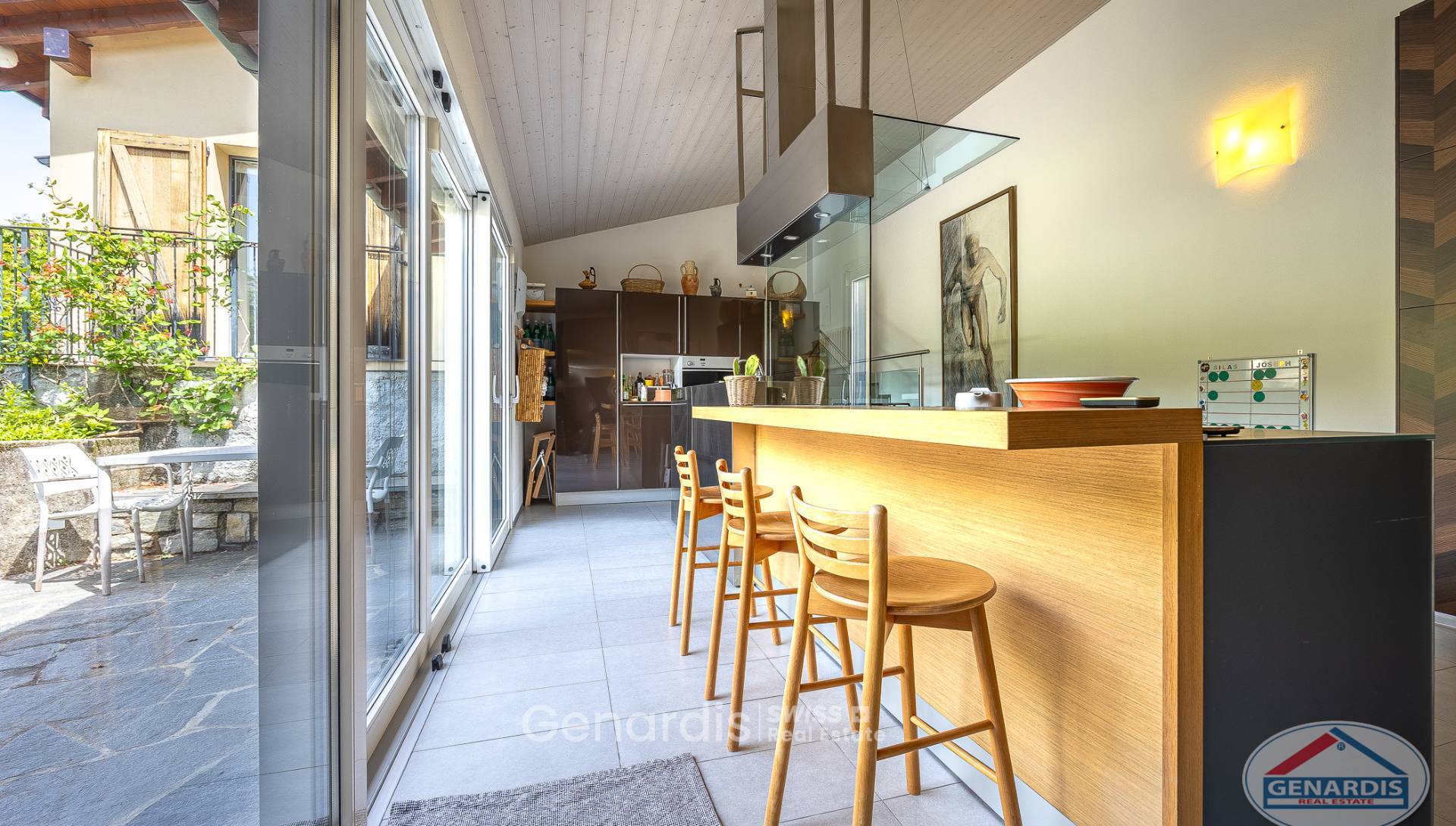 Moderne offene Wohnküche mit Terrasse