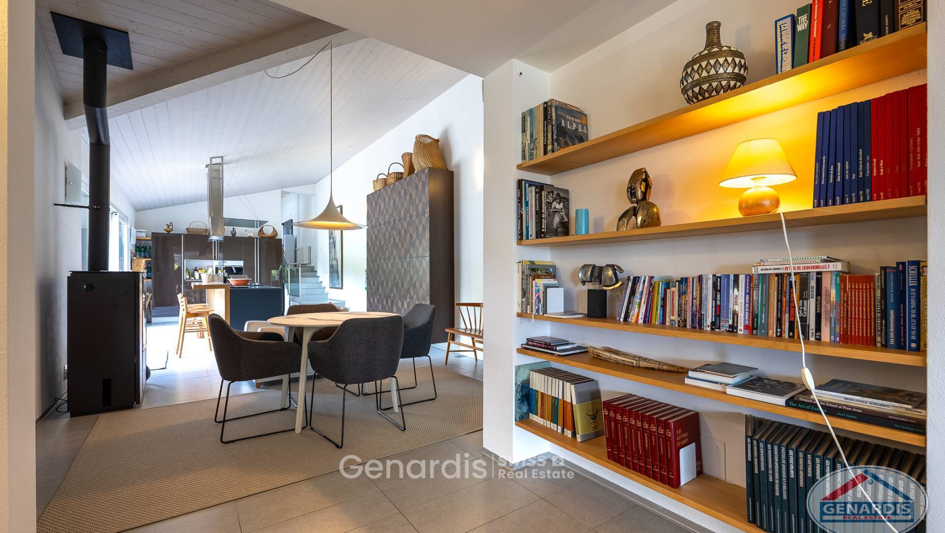 Offener Wohn- und Essbereich mit Bibliothekswand