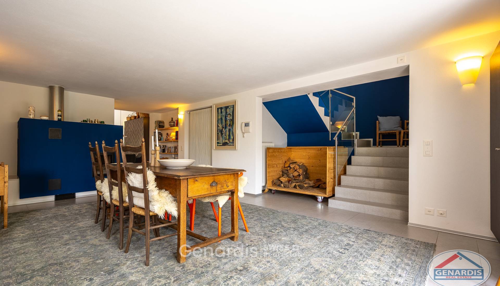 Offener Wohn- und Essbereich mit Treppe