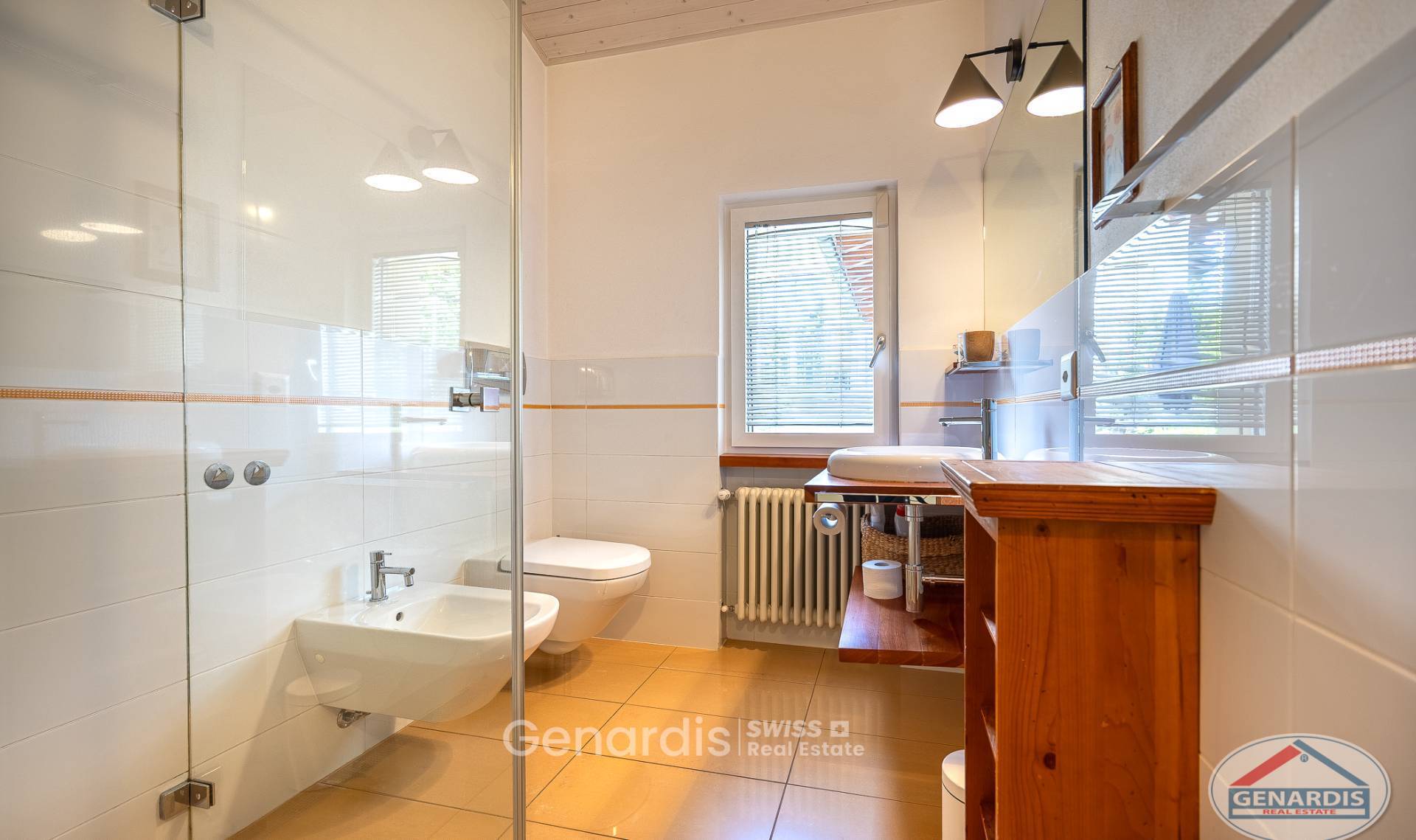 Helles Badezimmer mit Dusche, WC und Fenster