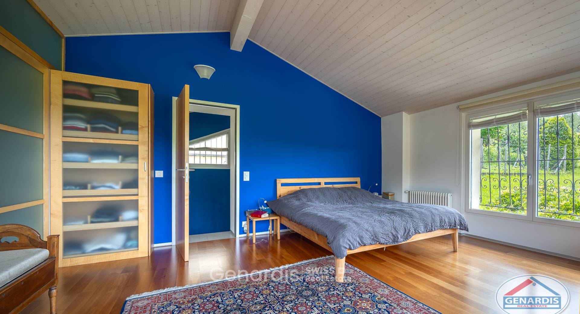 Helles Schlafzimmer mit blauer Akzentwand