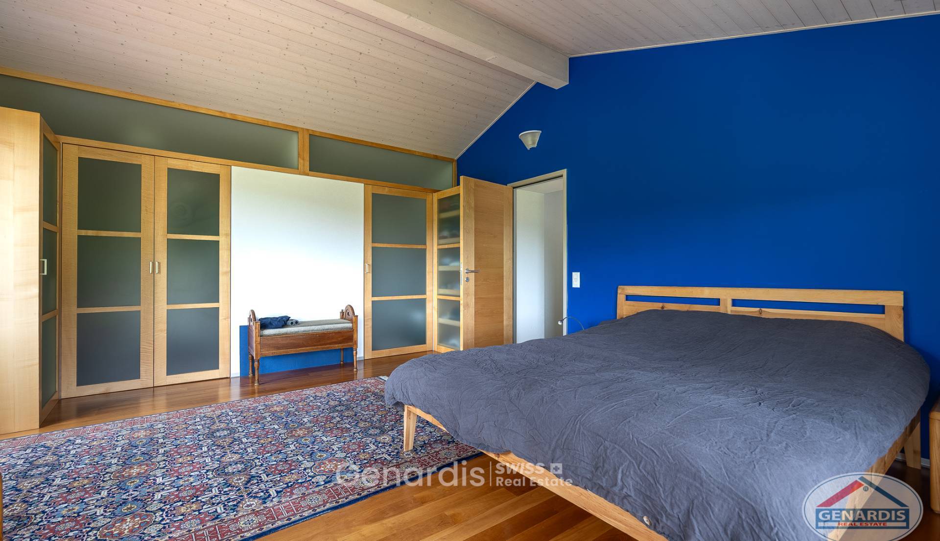 Schlafzimmer mit blauem Akzent und Einbauschrank