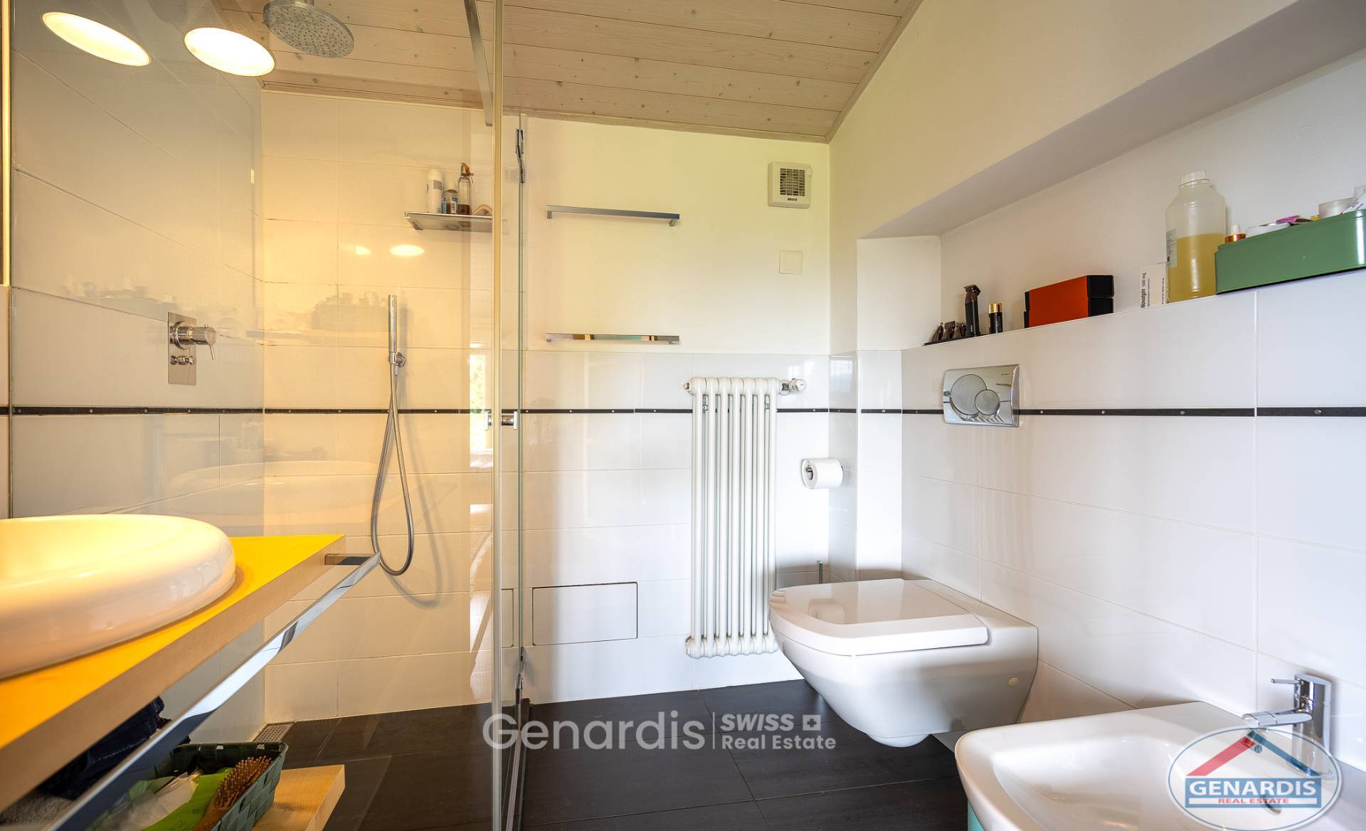 Modernes Badezimmer mit Dusche, WC und Bidet