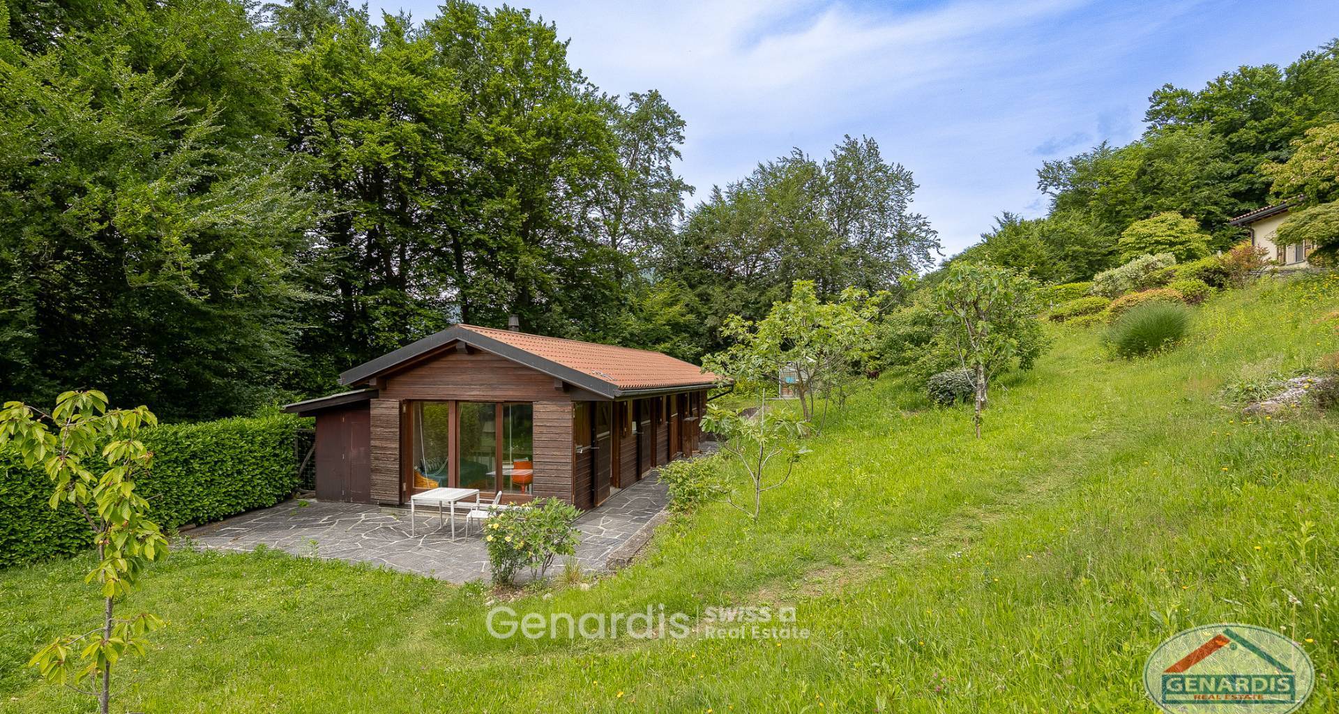 Holzhaus im grünen Hanggrundstück