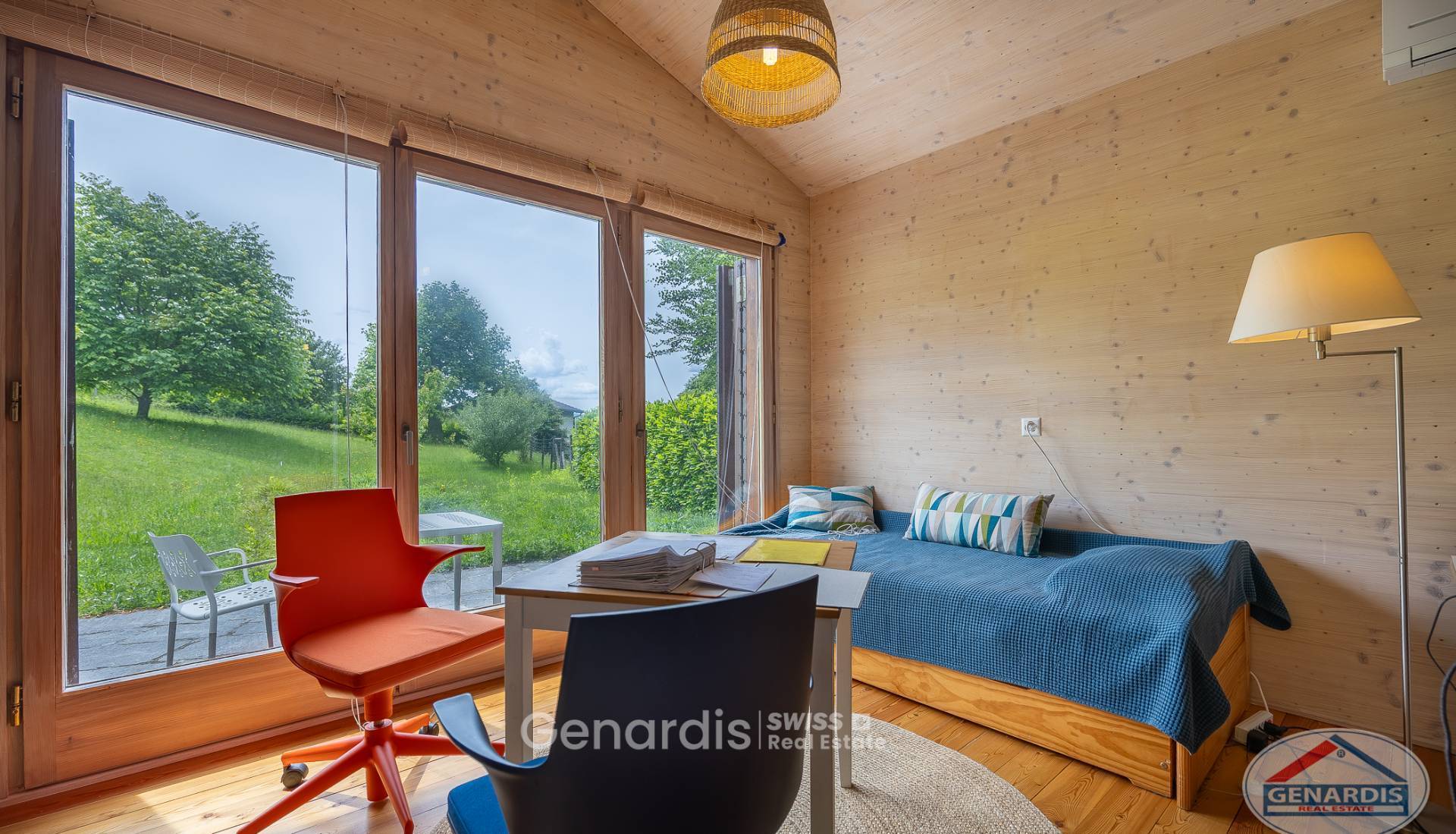 Helles Holz-Schlafzimmer mit Blick ins Grüne