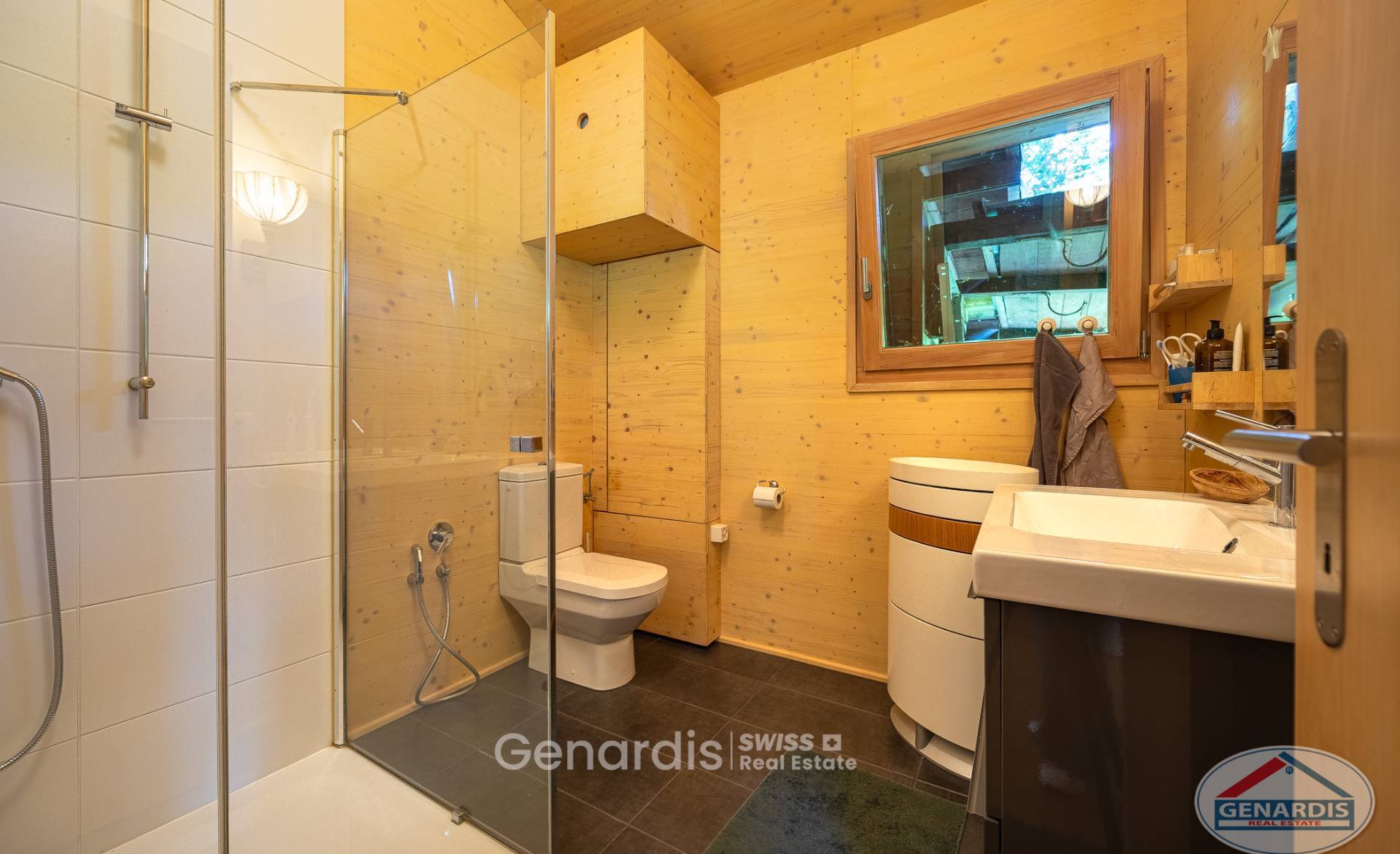Modernes Badezimmer mit Holzverkleidung und Dusche