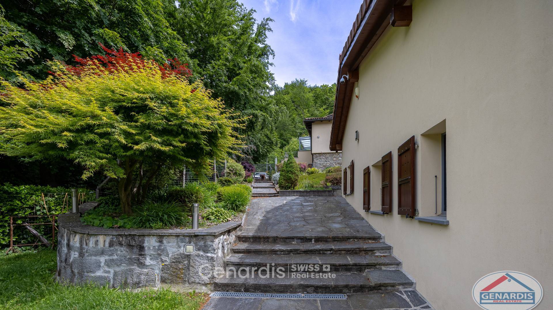 Außenansicht eines Hauses mit Gartenaufgang