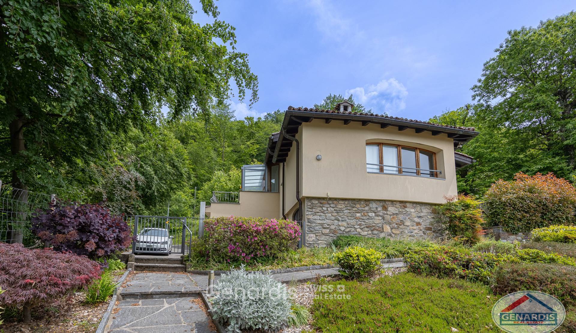 Einfamilienhaus in grüner Hanglage