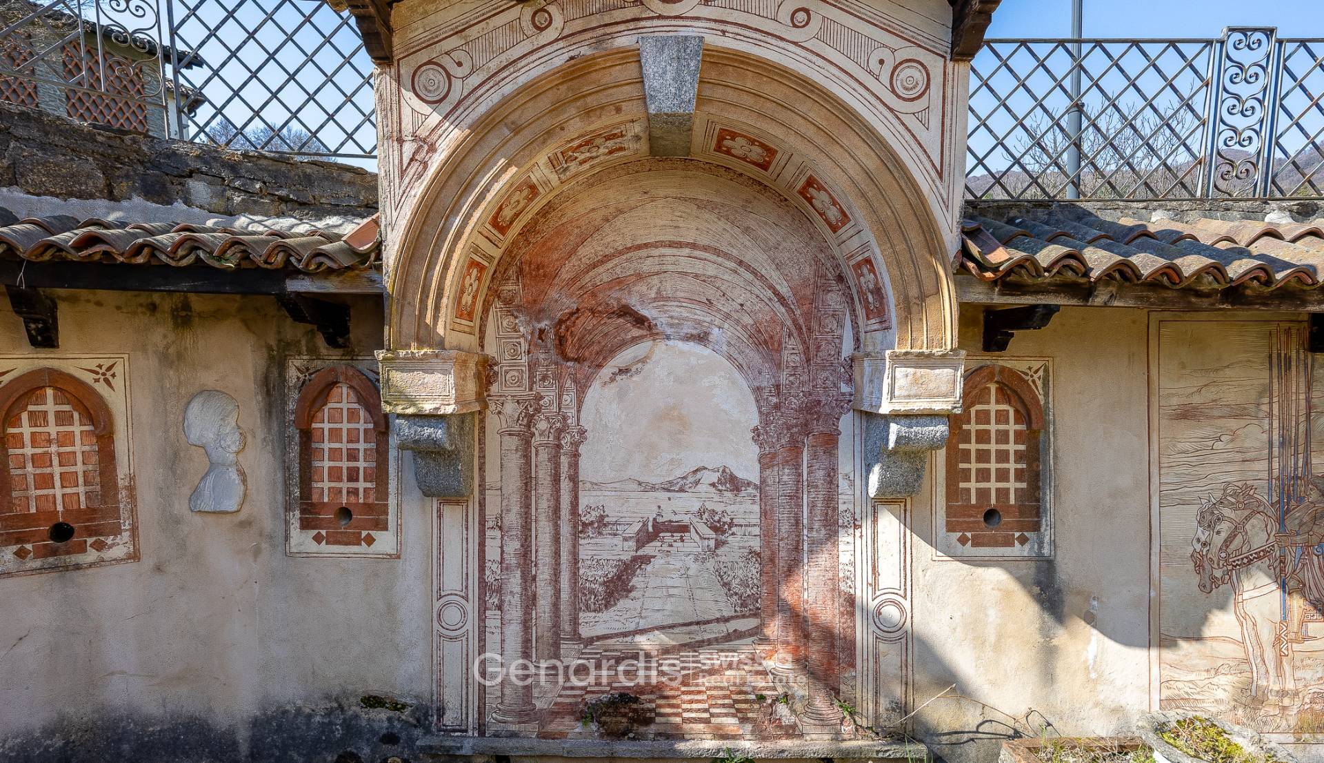 Historische Außenfassade mit Fresken und Arkaden