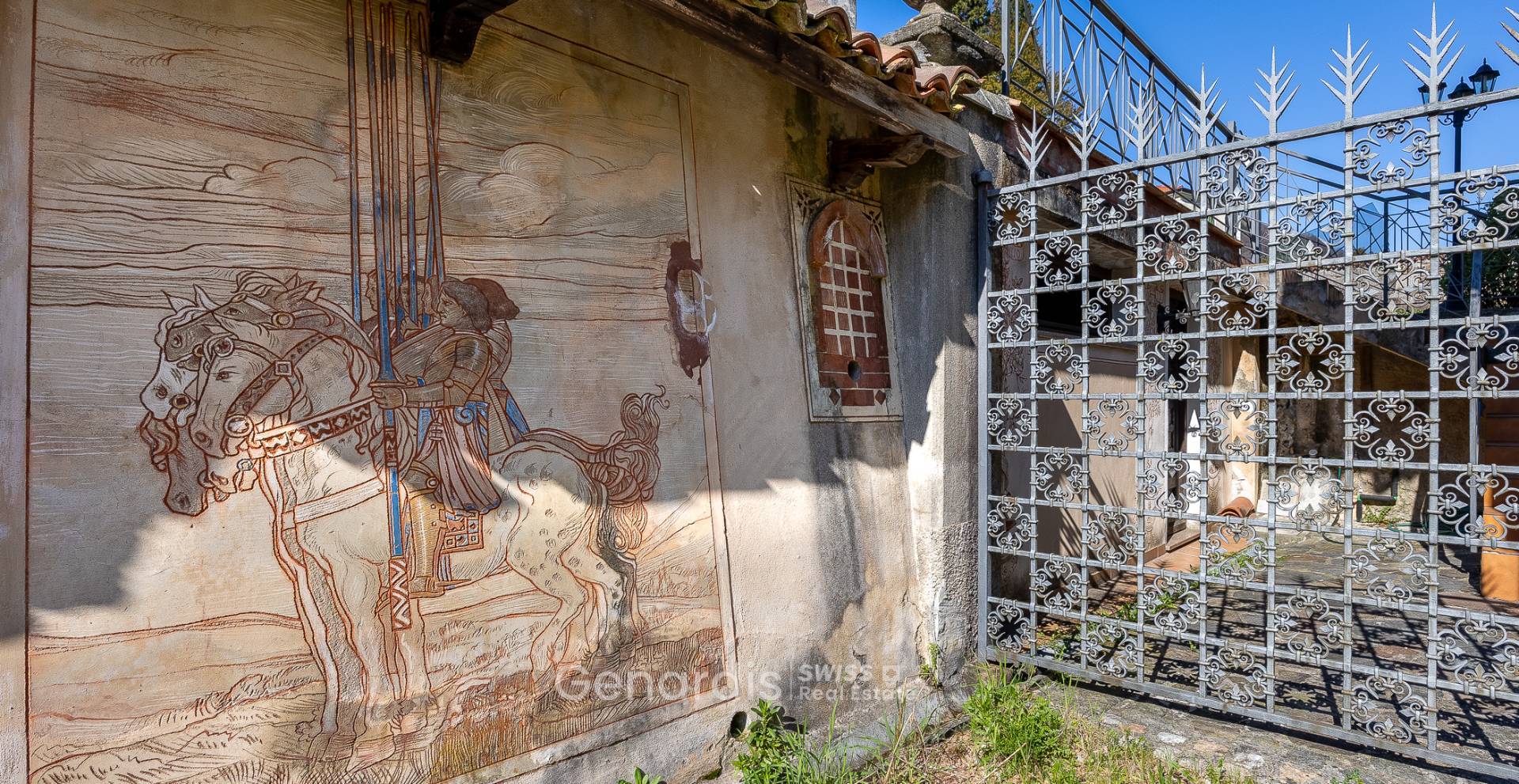Historisch verzierte Außenmauer mit Tor
