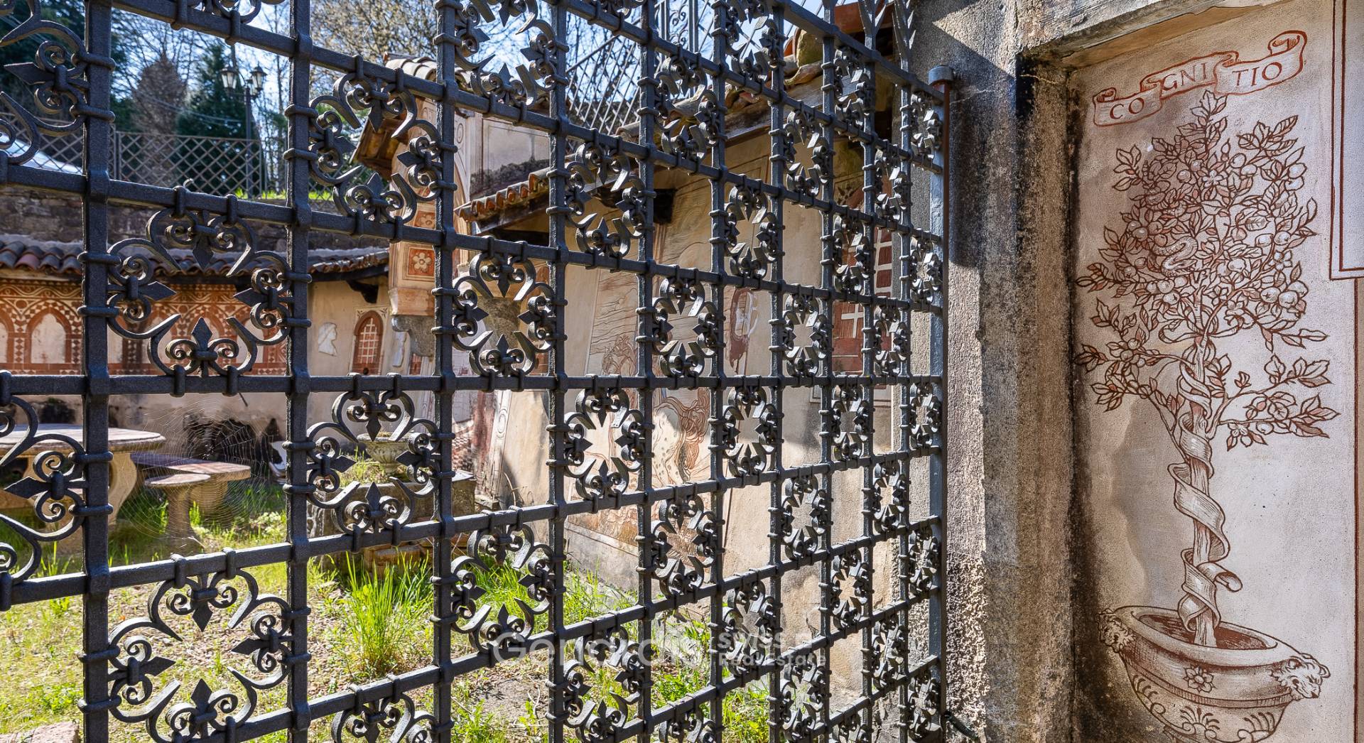 Verziertes Metallgitter vor dekorierter Außenfassade