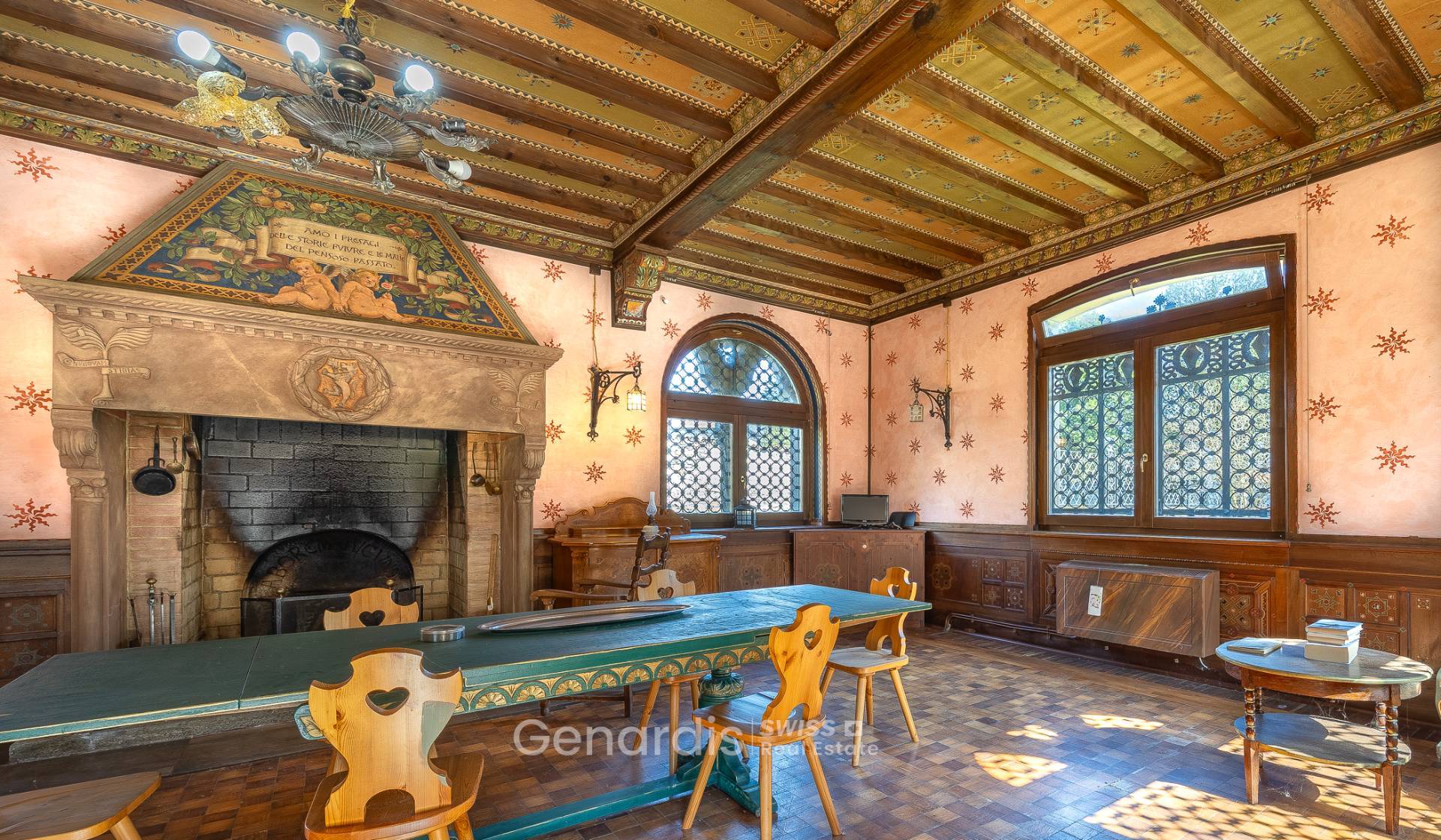 Historischer Salon mit großem Kamin
