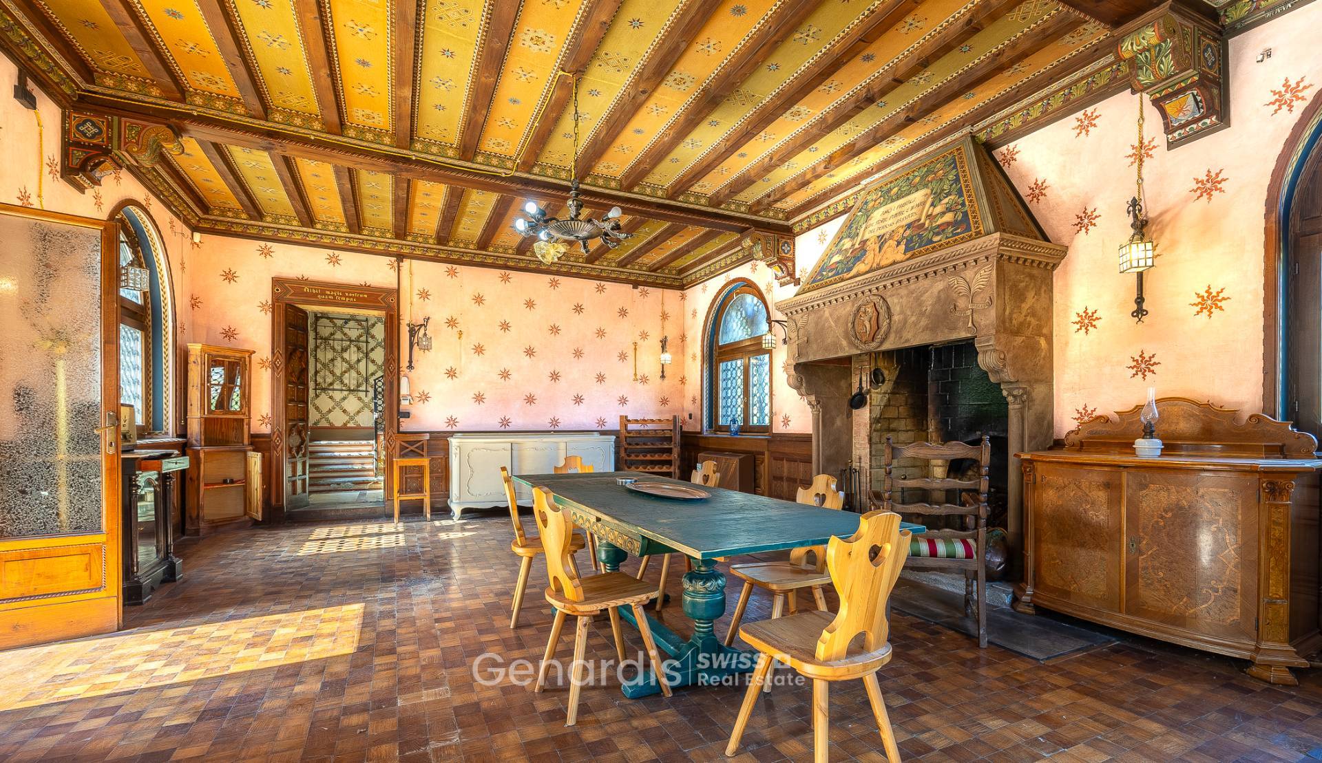 Historischer Speisesaal mit Kamin