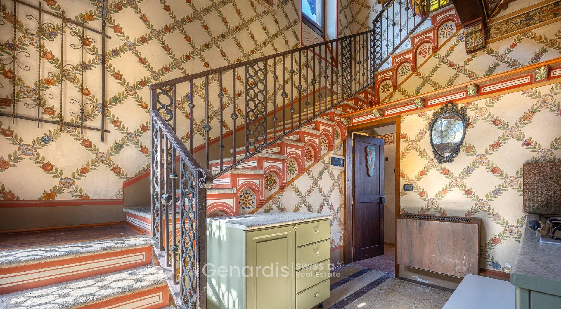 Historisches Treppenhaus mit floraler Wandgestaltung