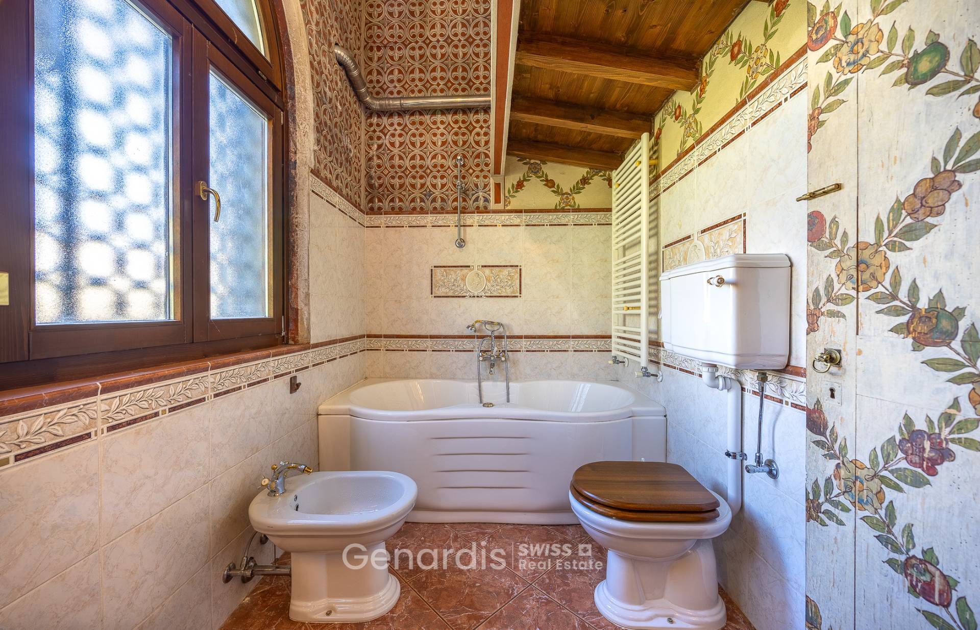 Badezimmer mit Badewanne und WC