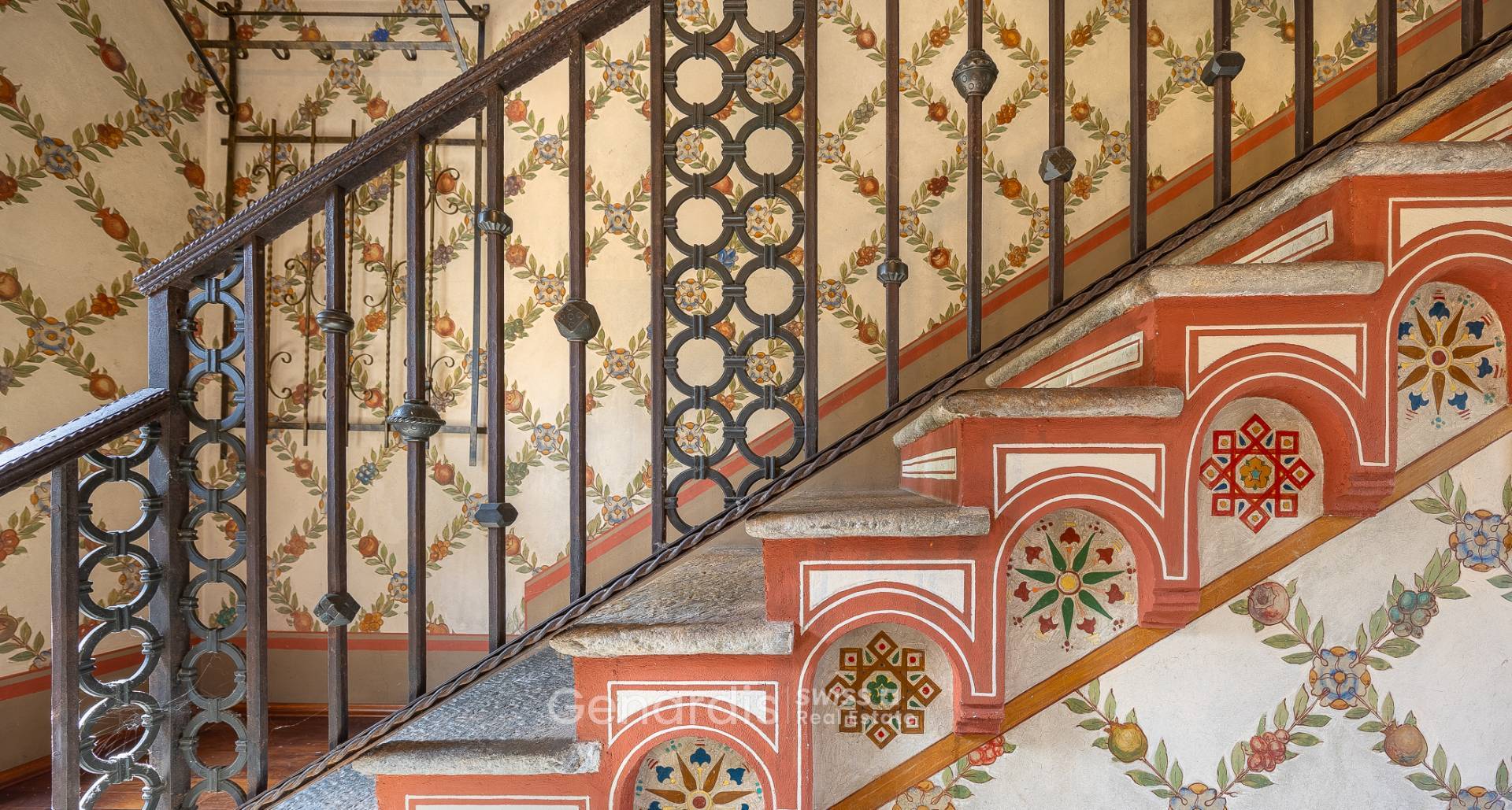Verzierte Innentreppe mit historischen Details