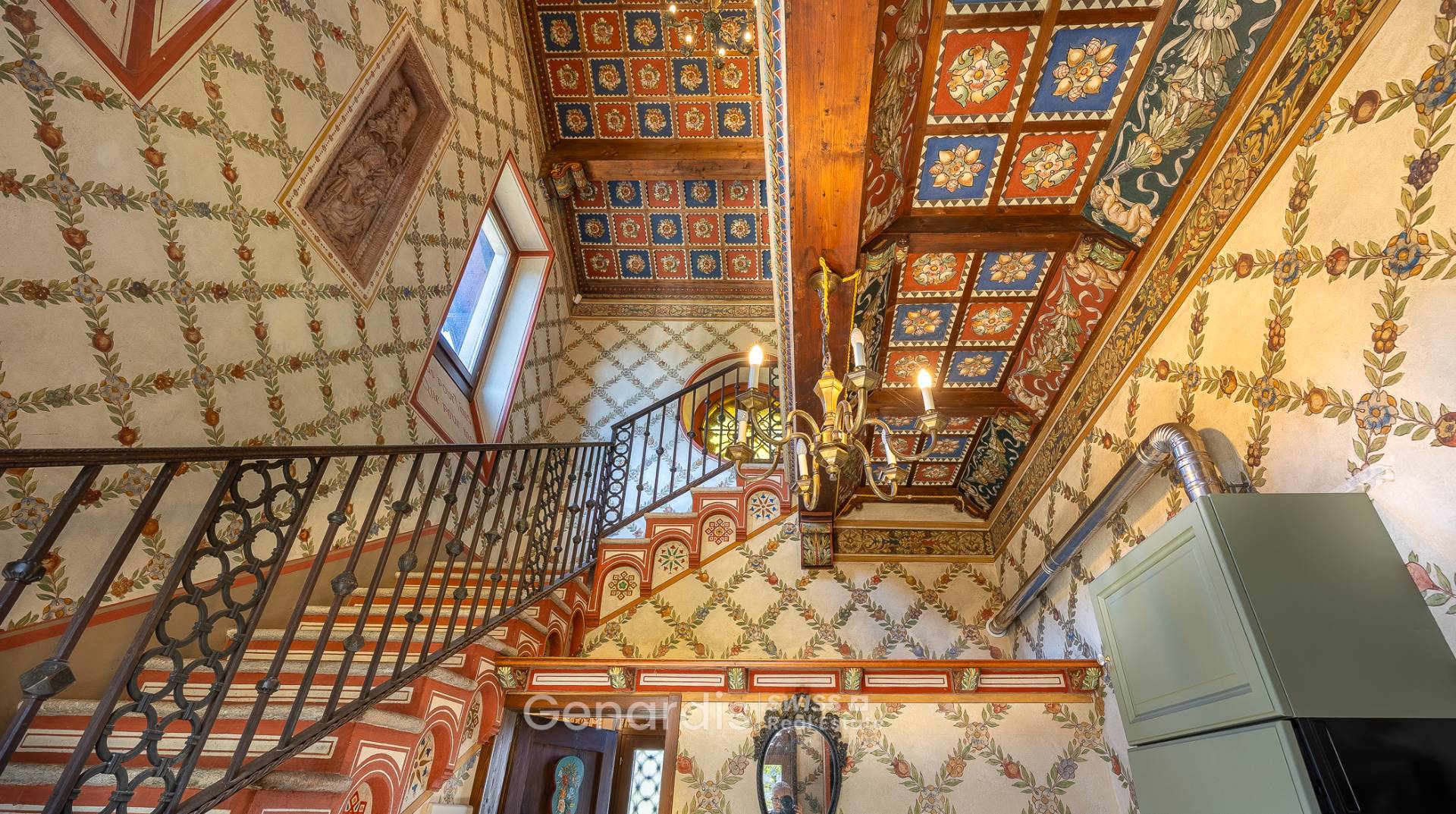 Prächtiges Treppenhaus mit floralen Wand- und Deckenmalereien