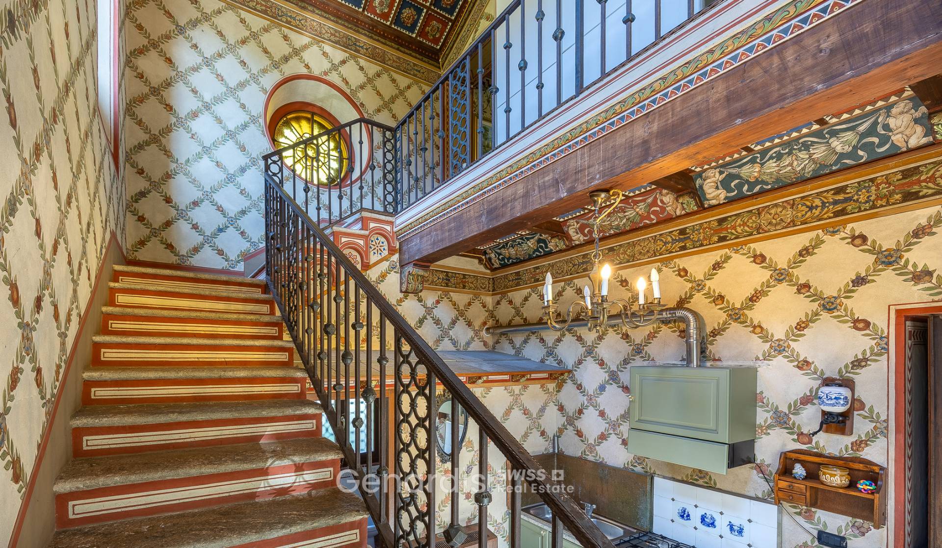 Historisches Treppenhaus mit kunstvoller Dekoration