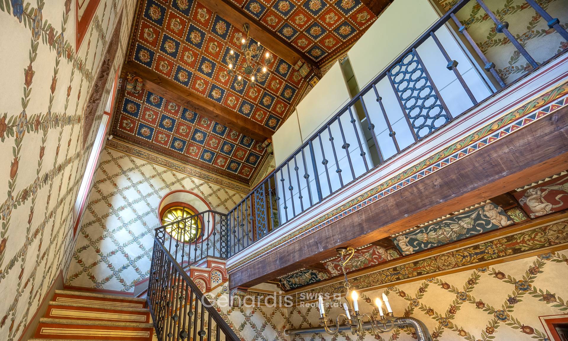 Historisches Treppenhaus mit reich dekorierten Details