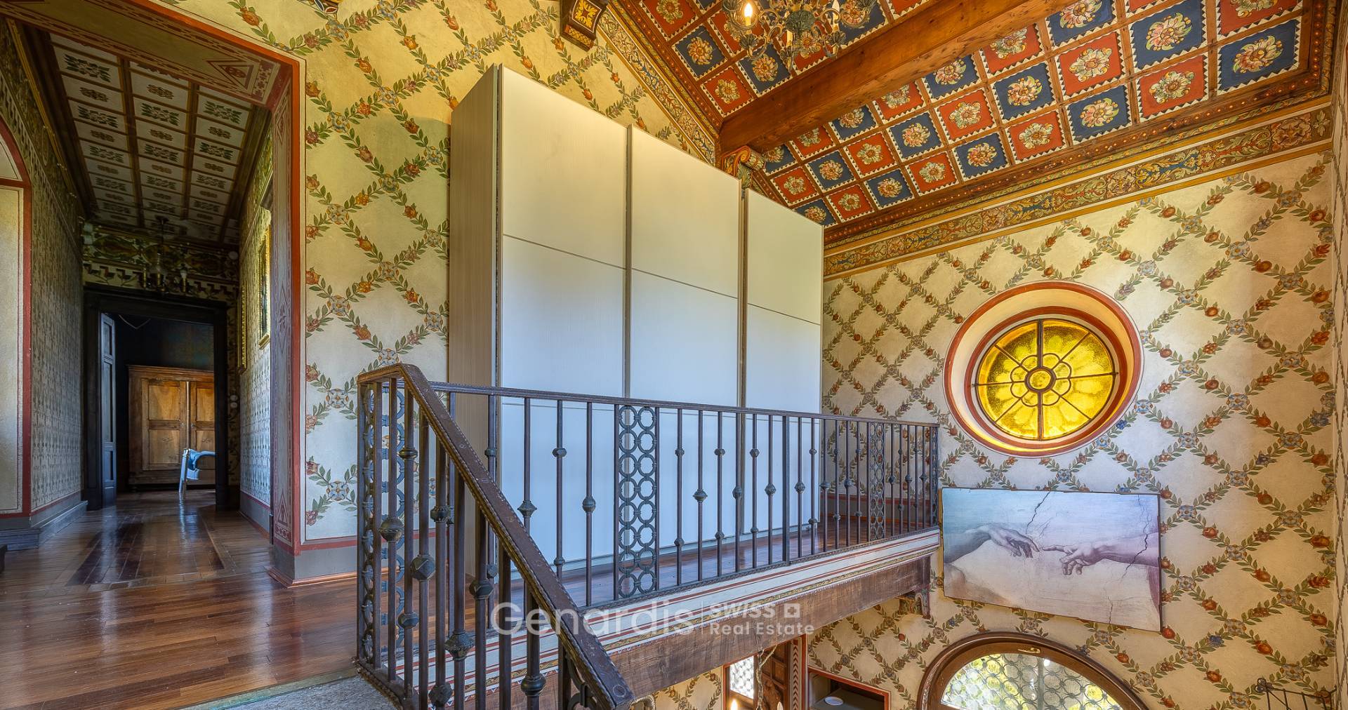 Historisches Treppenhaus mit Ornamentdecke