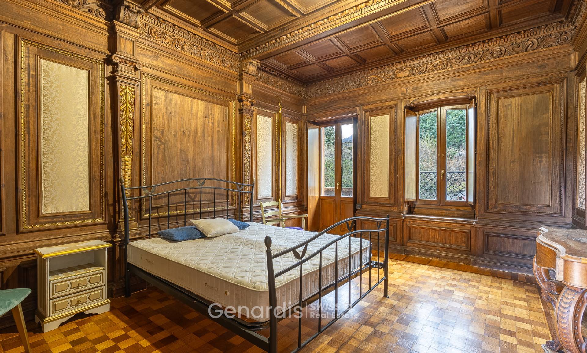 Historisches Schlafzimmer mit Holzvertäfelung