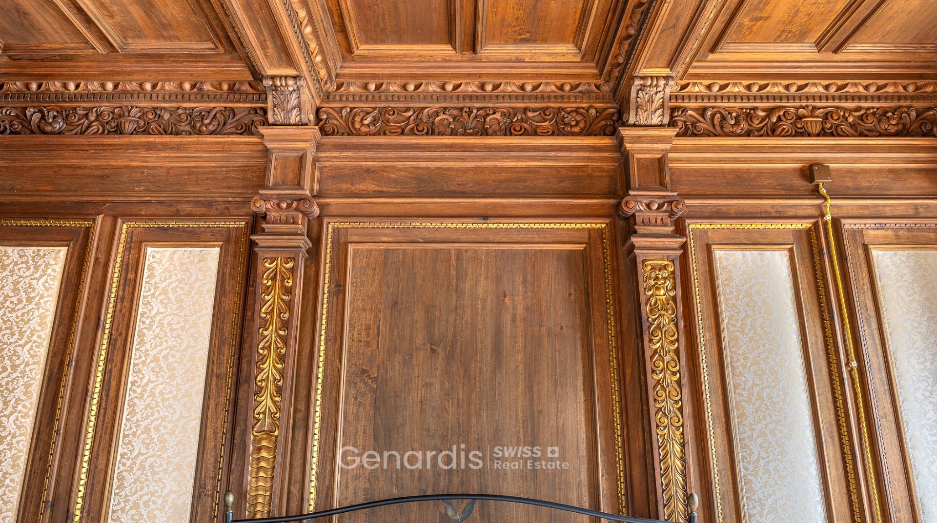 Ornamentale Holzdecke mit Schnitzereien