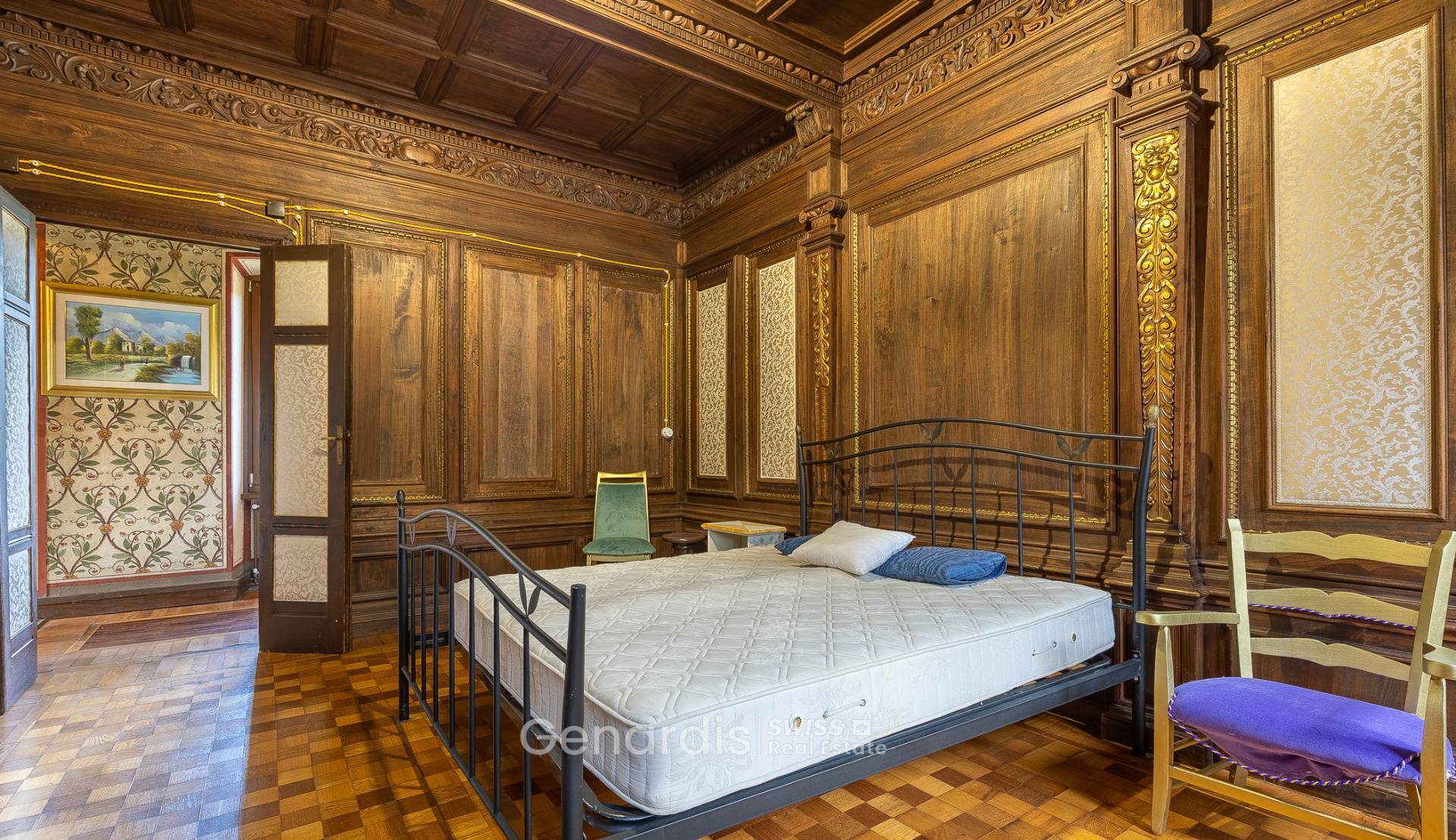 Historisches Schlafzimmer mit reich verzierten Holzpaneelen