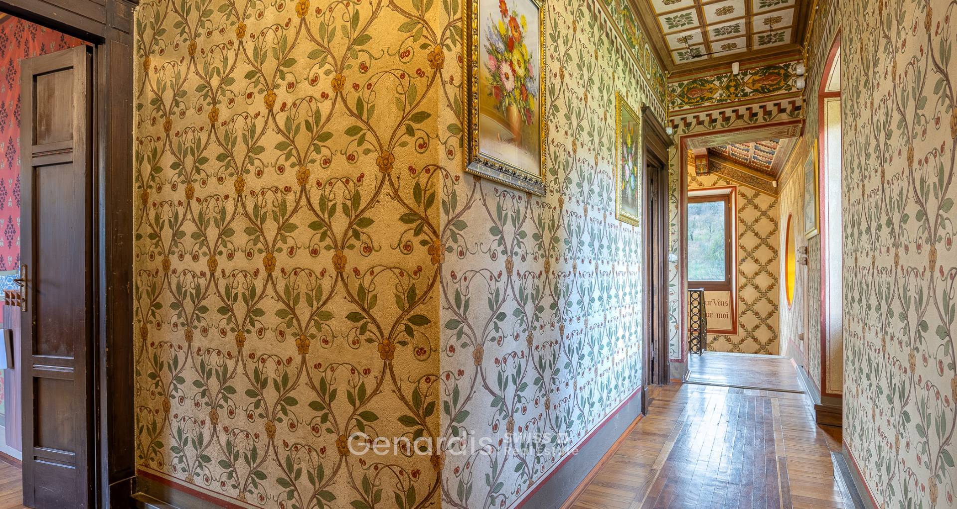 Historischer Flur mit ornamentaler Wandgestaltung