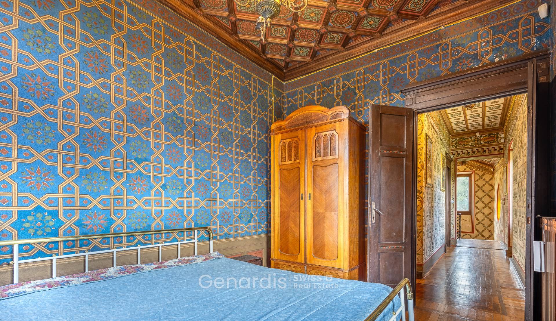 Verschnörkeltes Schlafzimmer mit orientalisch anmutender Dekoration