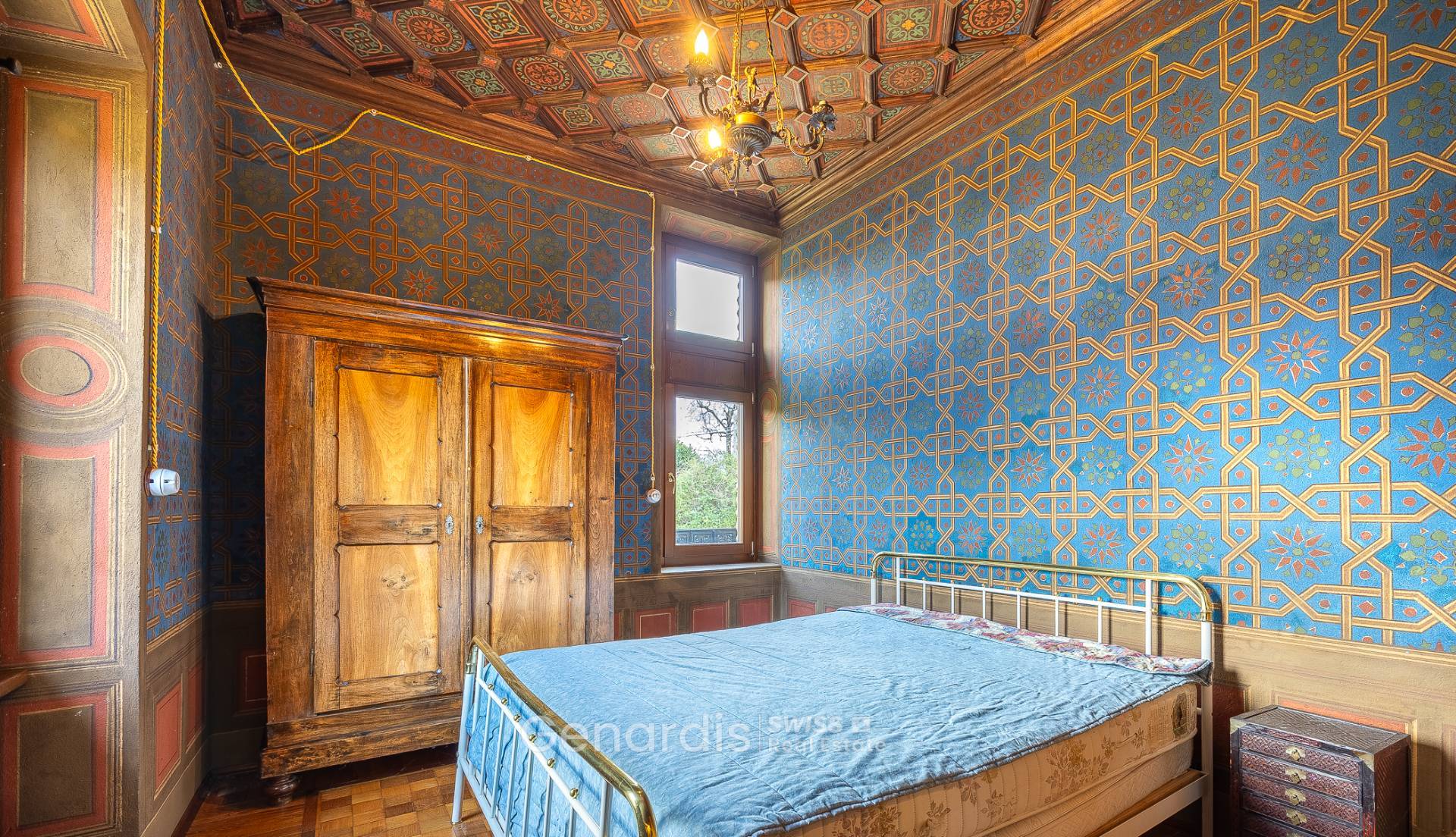 Historisches Schlafzimmer mit reich verzierter Ausstattung