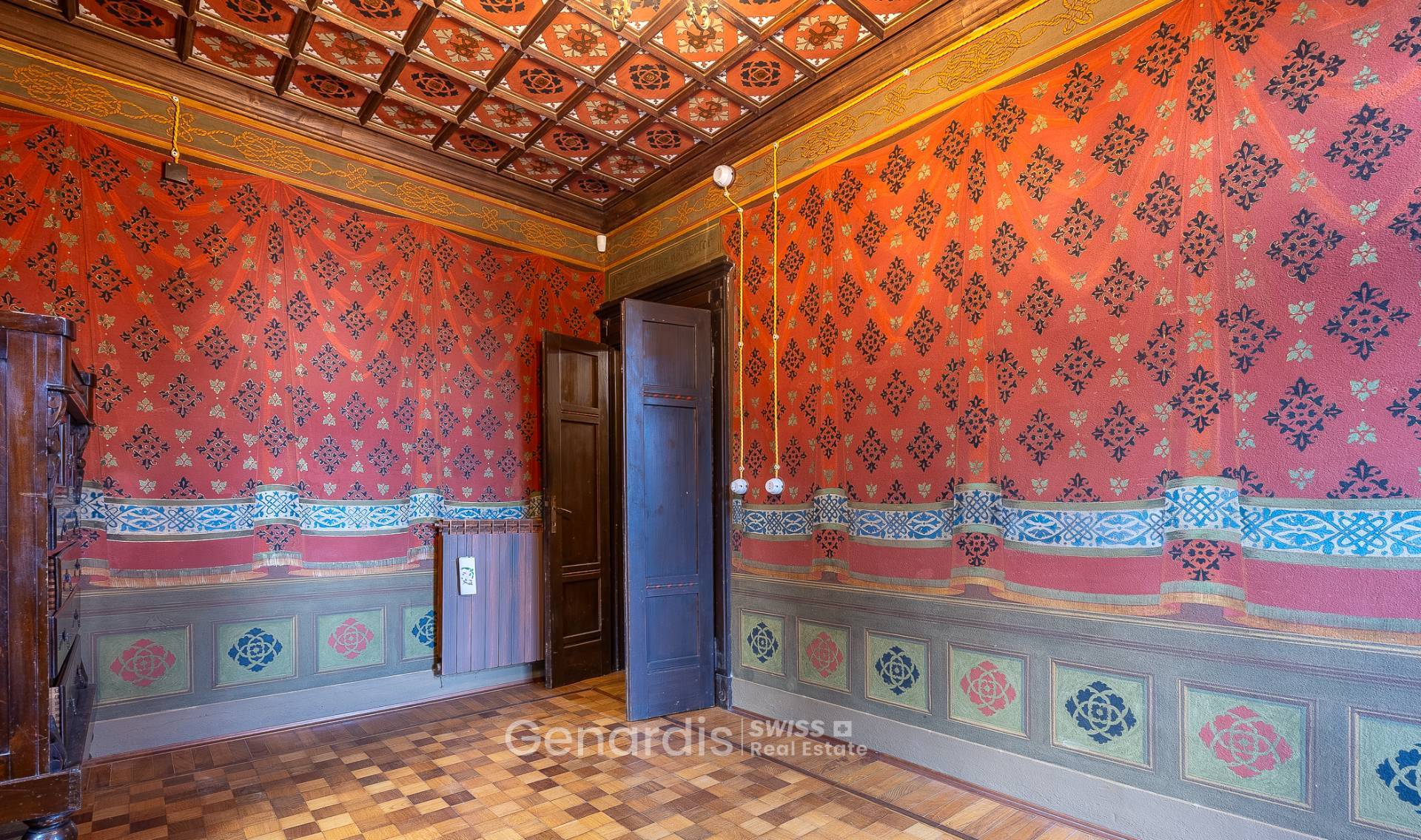 Historischer Raum mit ornamentaler Ausstattung