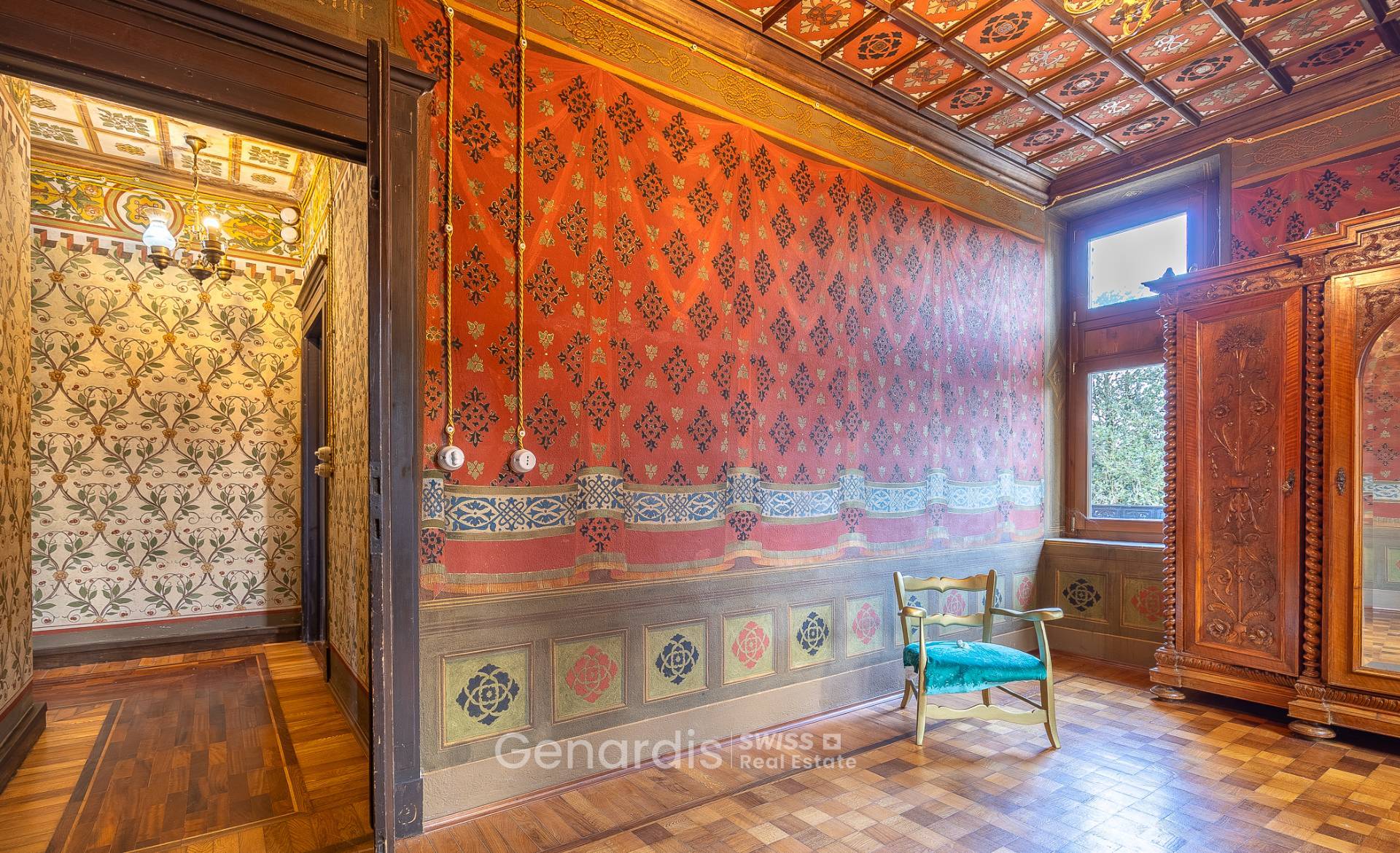 Historischer Innenraum mit ornamentierter Wandverkleidung