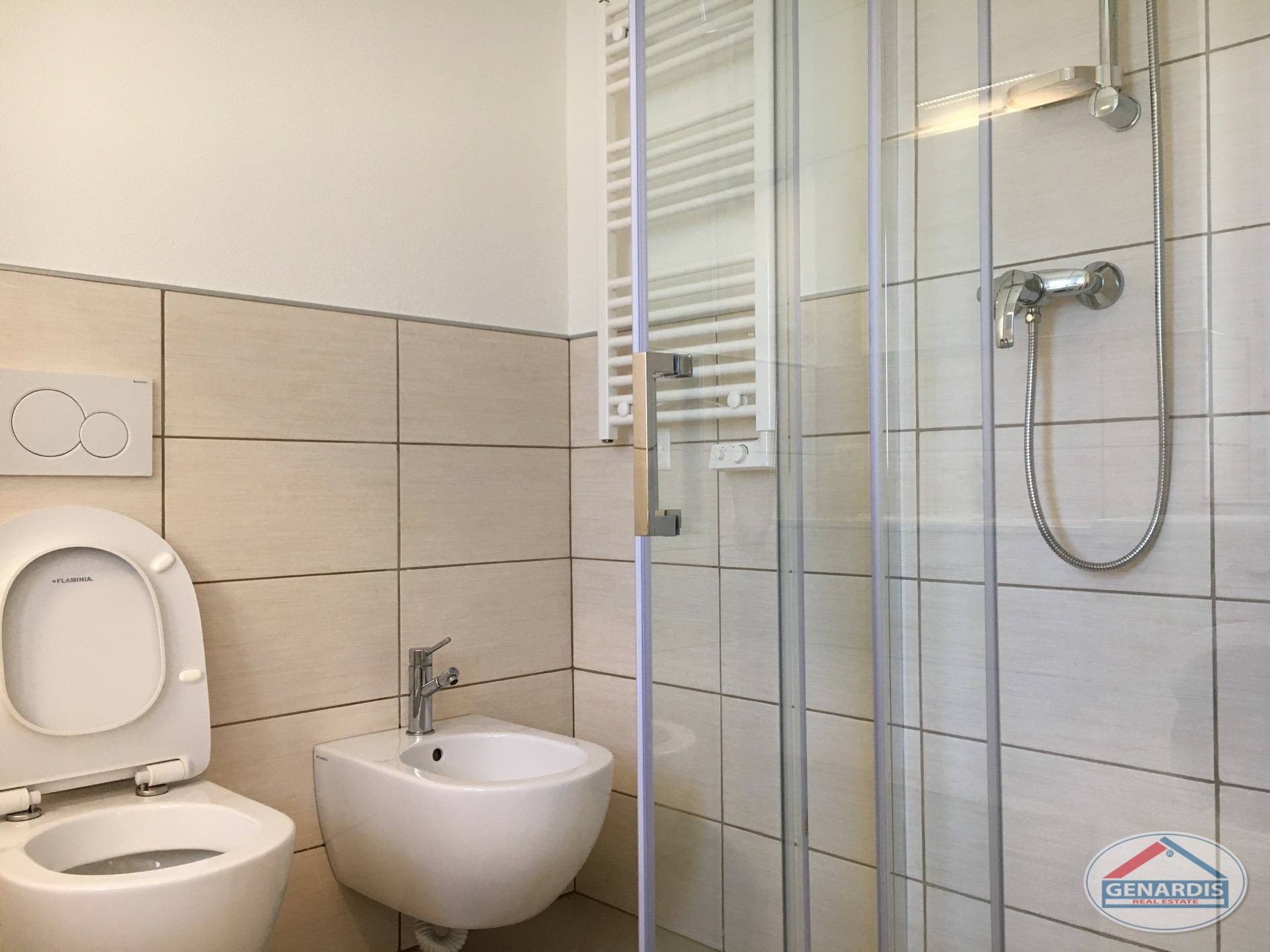 Modernes Badezimmer mit Dusche und Bidet