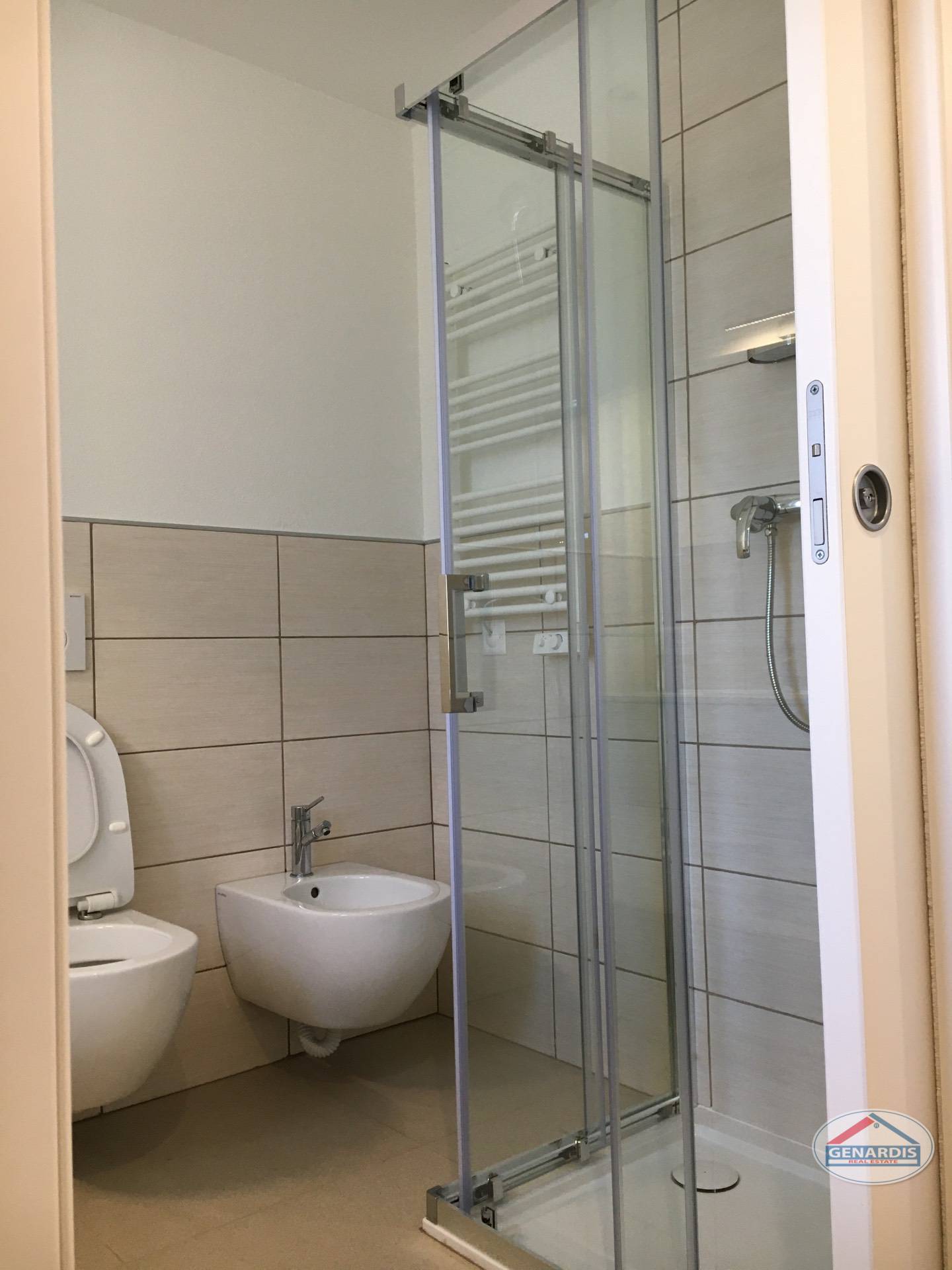 Modernes Badezimmer mit Dusche und WC