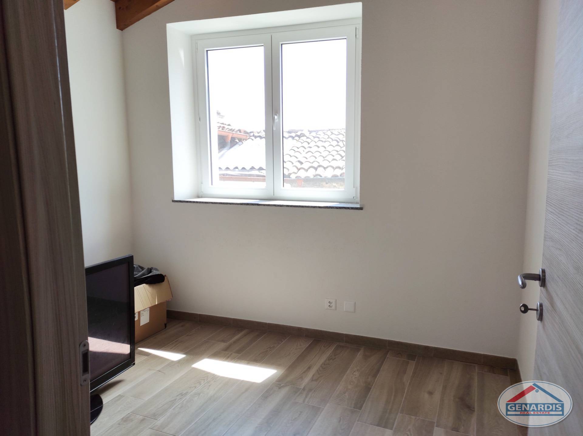 Leerer kleiner Raum mit Dachfensterlicht