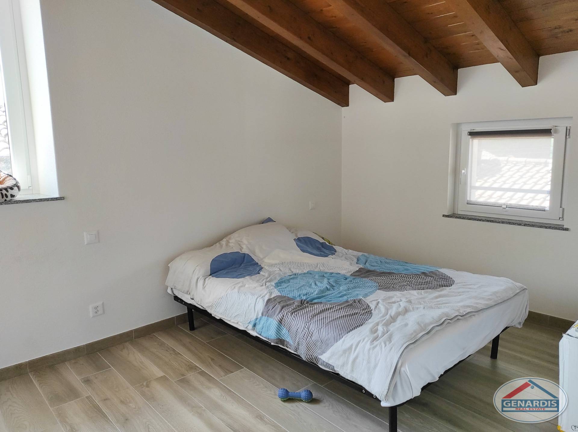 Schlafzimmer mit sichtbaren Holzbalken