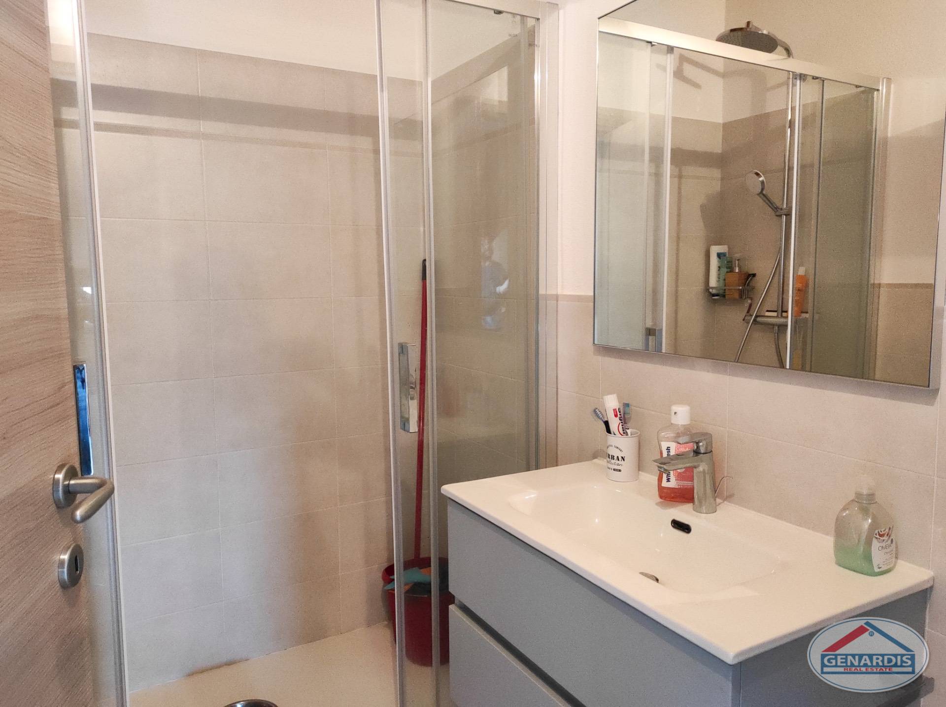 Modernes Badezimmer mit begehbarer Glasdusche und Waschtisch