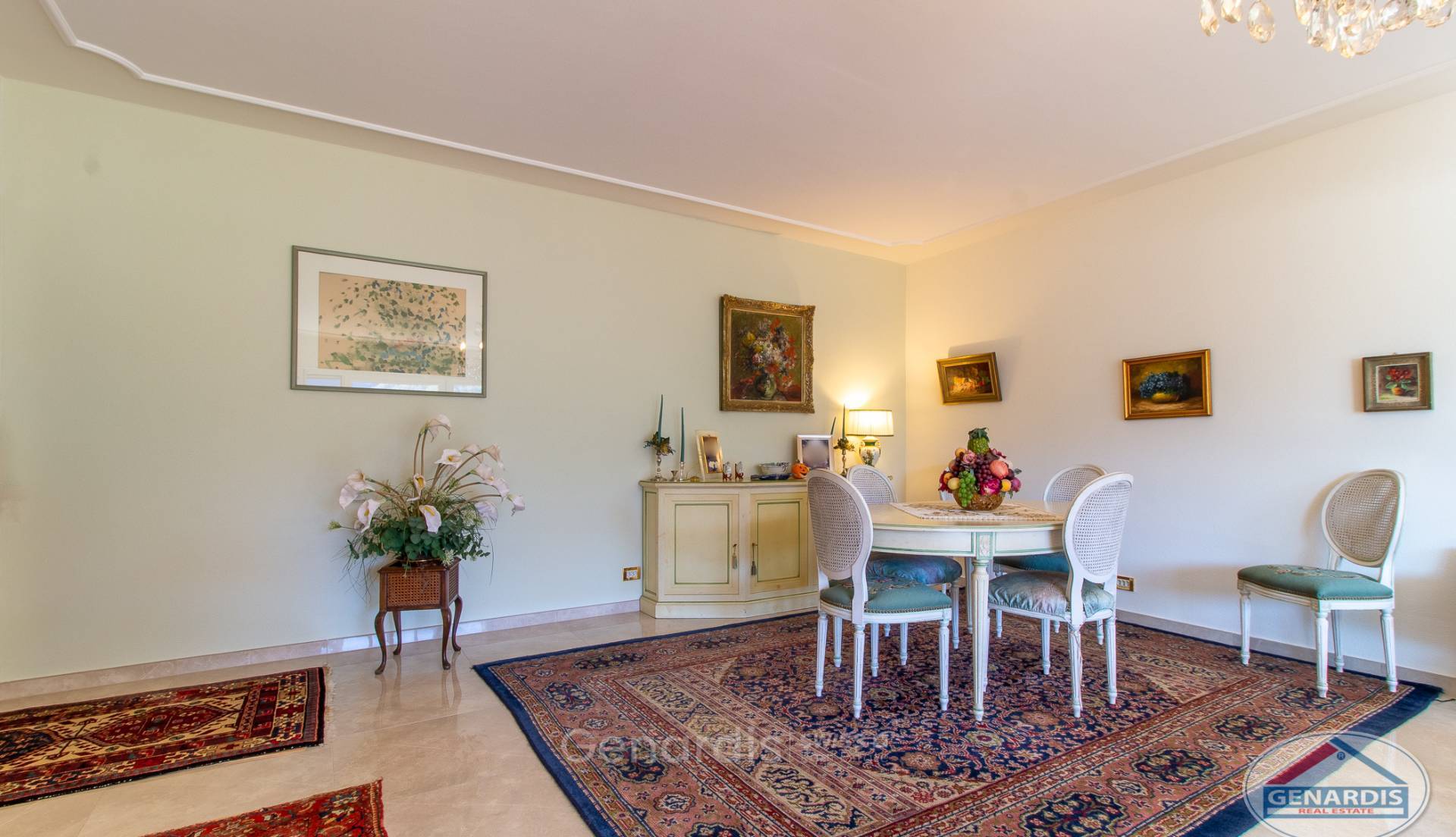 Elegantes Esszimmer mit Teppichen und Kunst