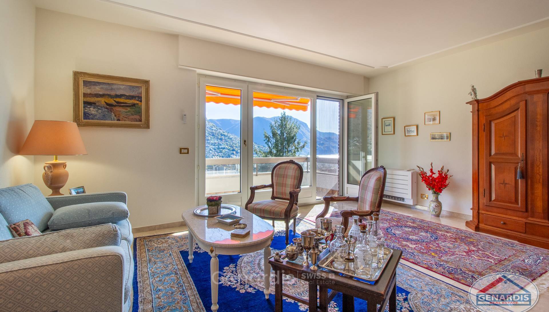 Helles Wohnzimmer mit Bergblick