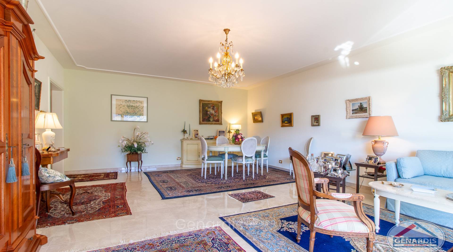 Klassisches, helles Wohnzimmer mit Essbereich