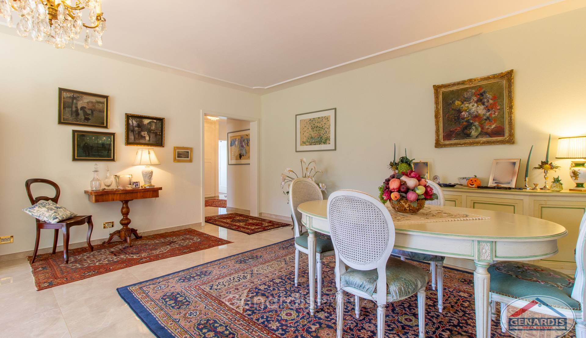 Elegantes Esszimmer mit klassischer Einrichtung