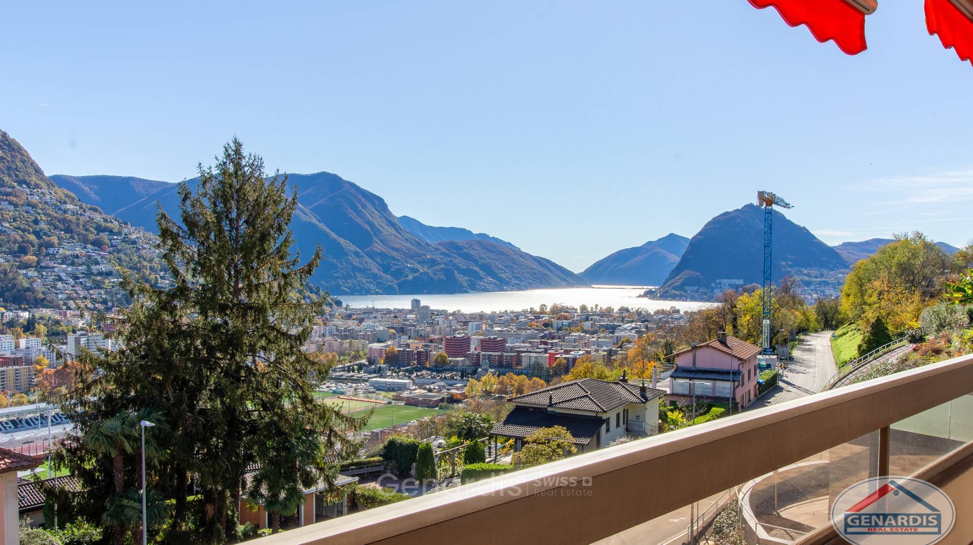 Balkon- und Landschaftsblick mit See und Bergen