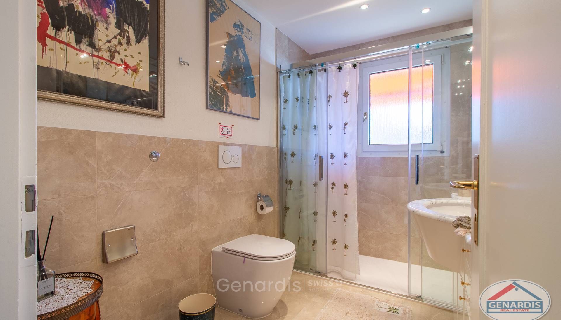 Modernes Badezimmer mit begehbarer Dusche