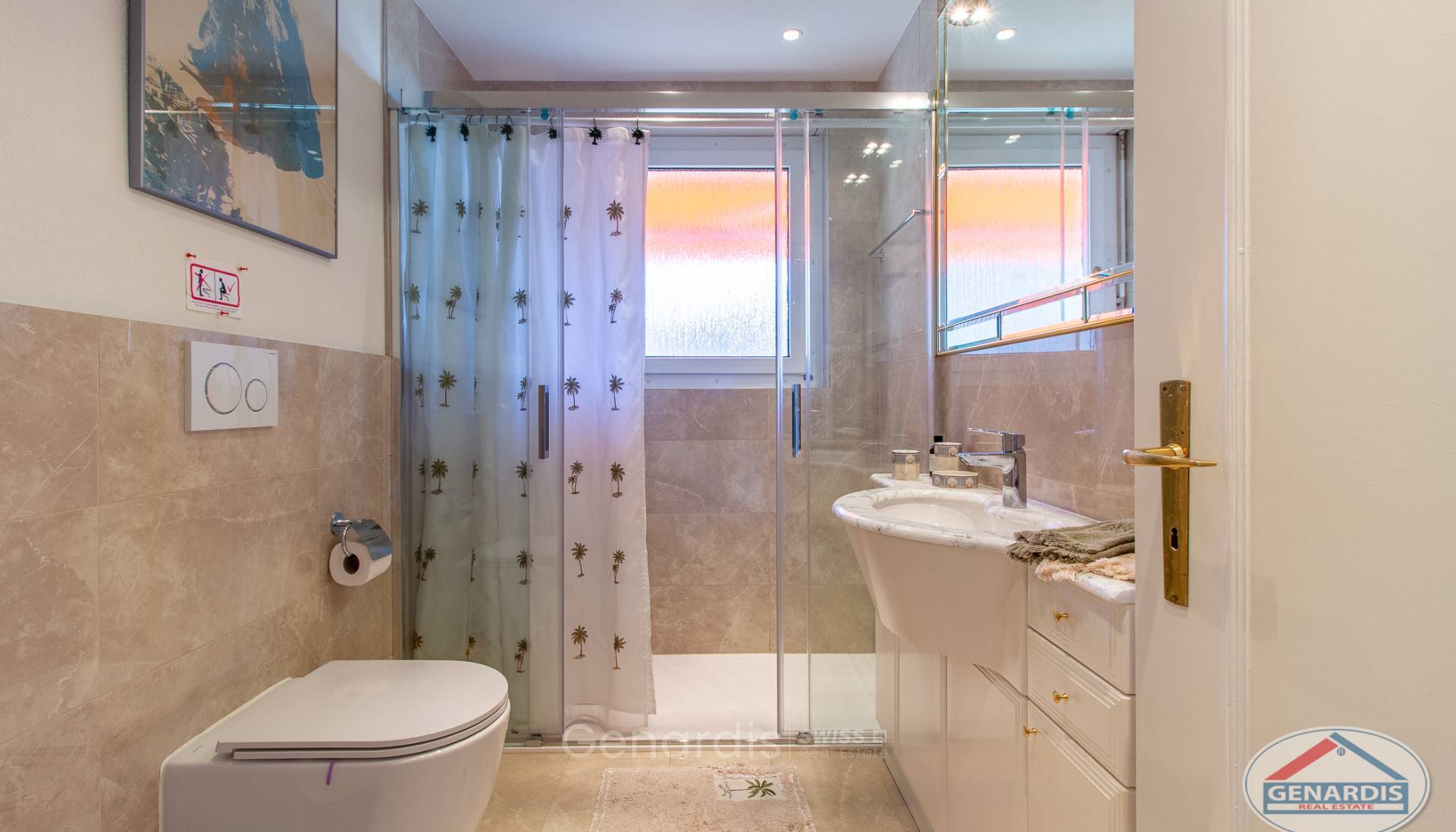 Modernes Badezimmer mit Dusche und Wand-WC