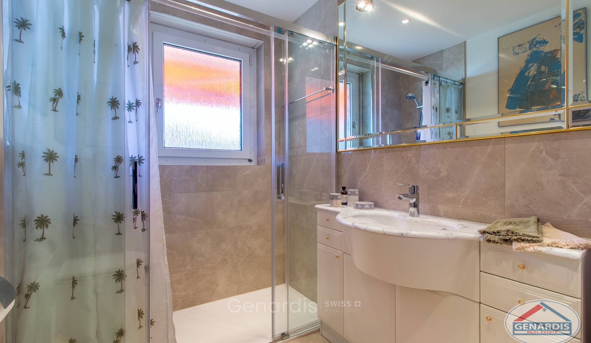Modernes Badezimmer mit Dusche und Waschtisch