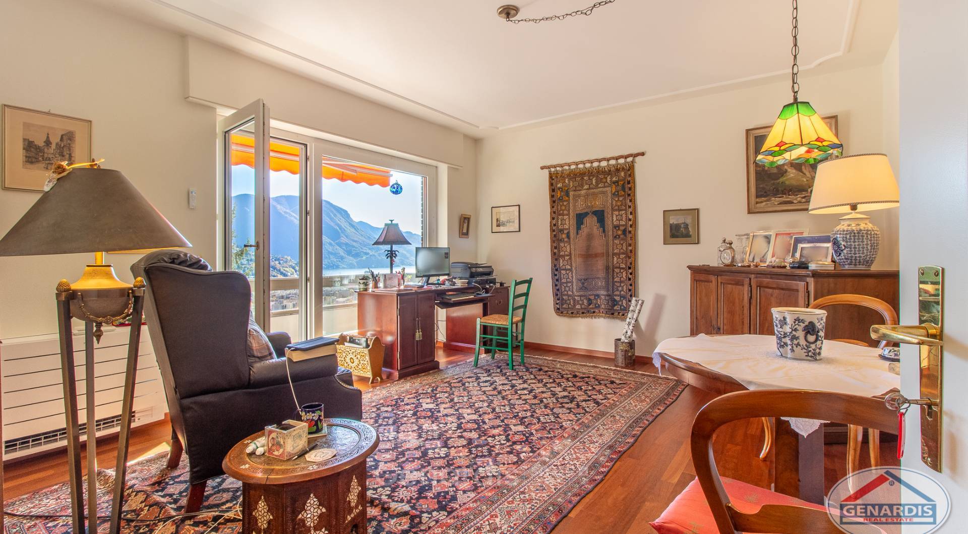 Wohnzimmer mit Blick auf den See und die Berge