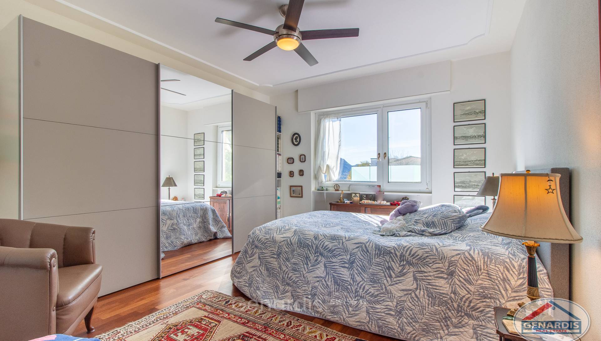 Helles Schlafzimmer mit Einbauschrank und Balkonblick