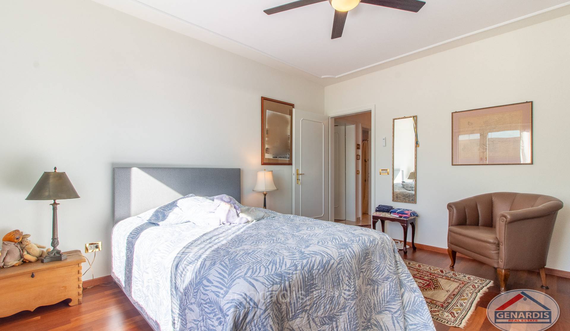 Helles Schlafzimmer mit klassischer Einrichtung