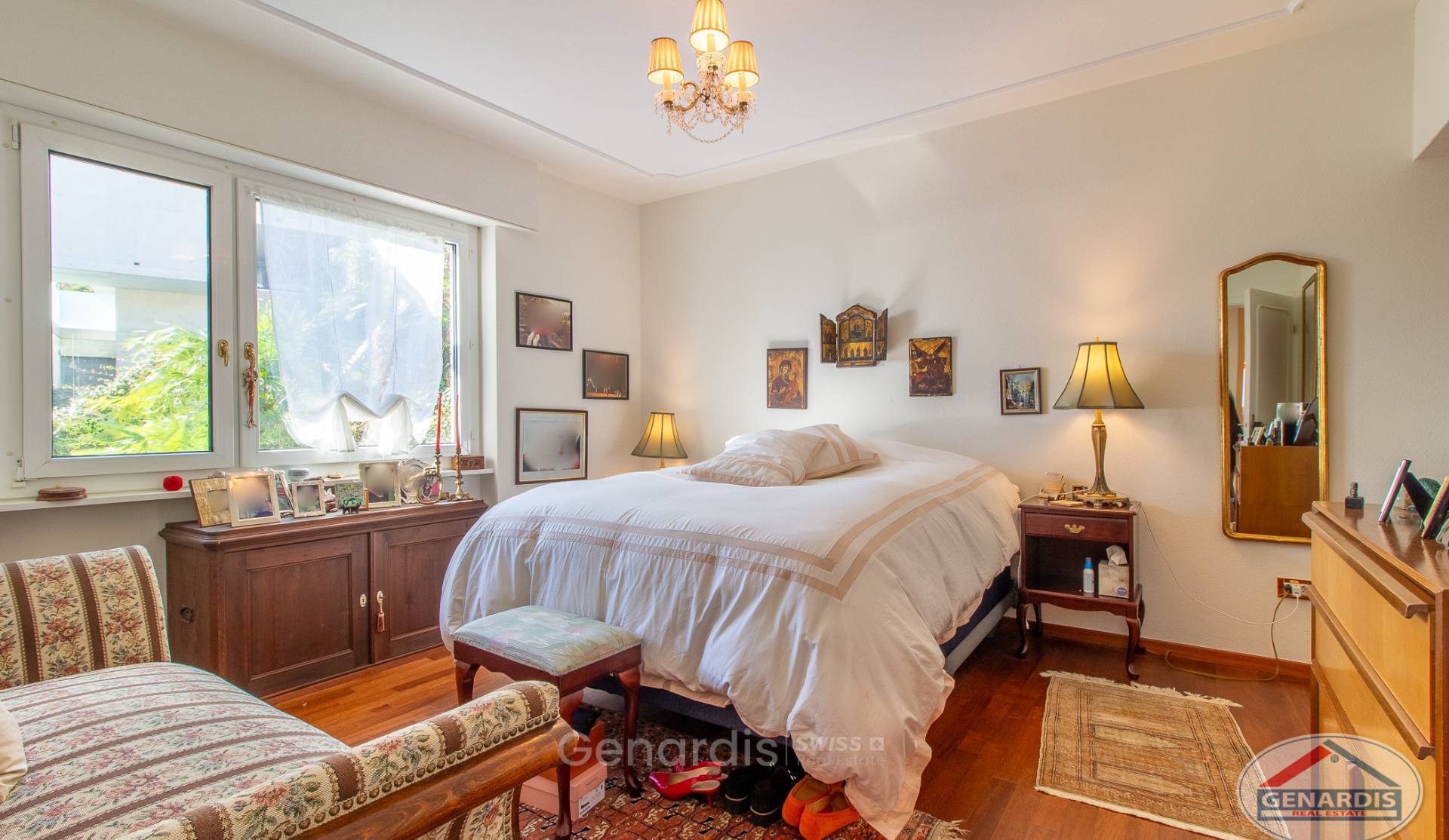 Gemütliches Schlafzimmer mit klassischer Einrichtung