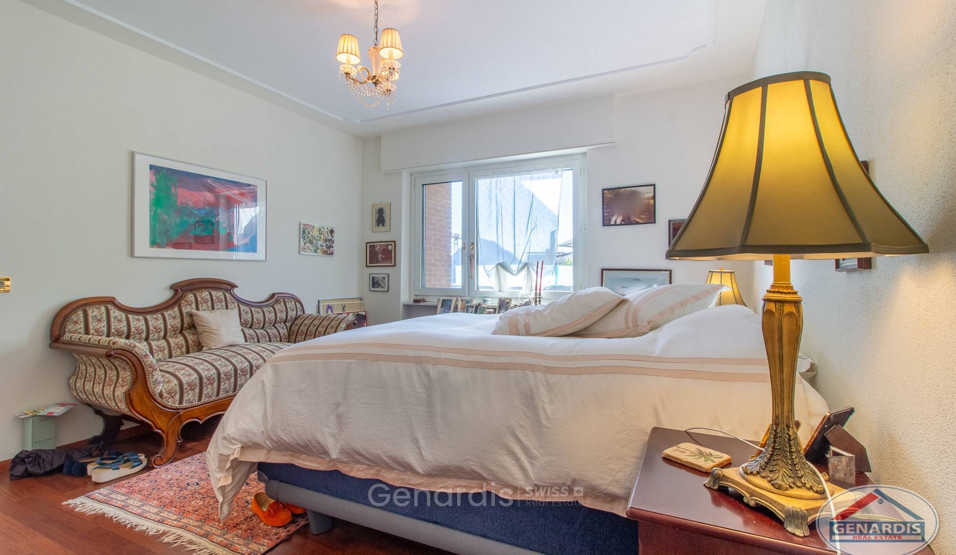 Schlafzimmer mit klassischer Einrichtung